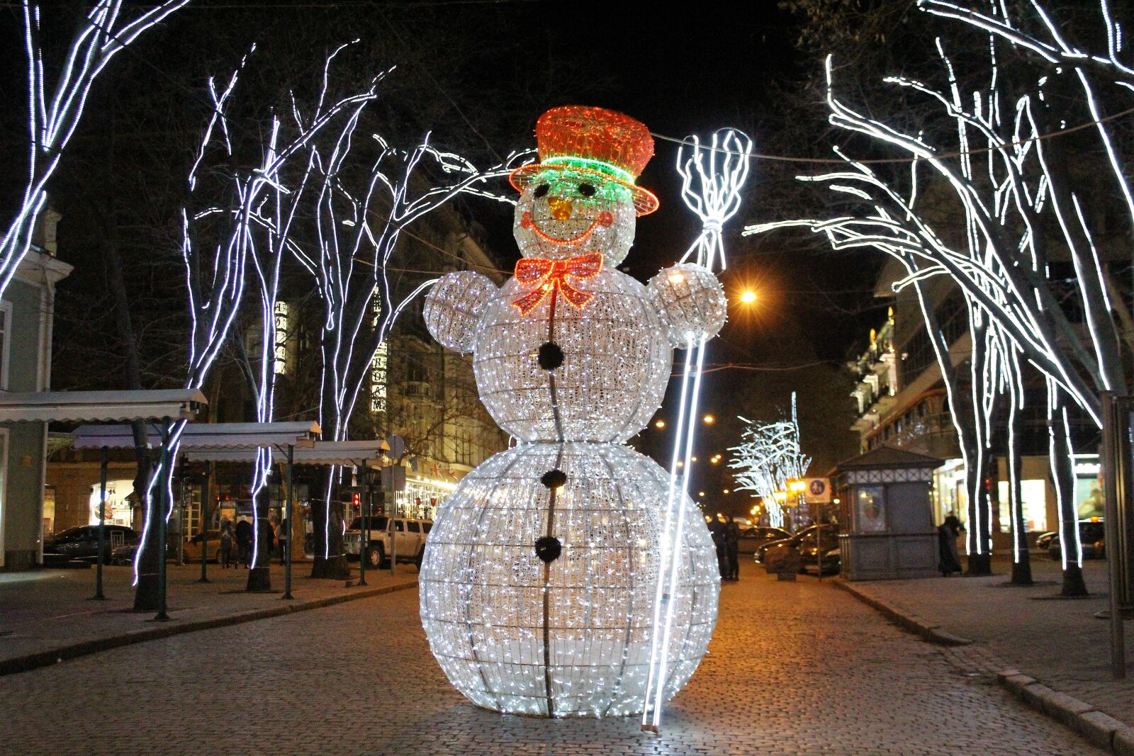 Canon EOS 1300D (EOS Rebel T6 / EOS Kiss X80) sample photo. Road, city, christmas photography
