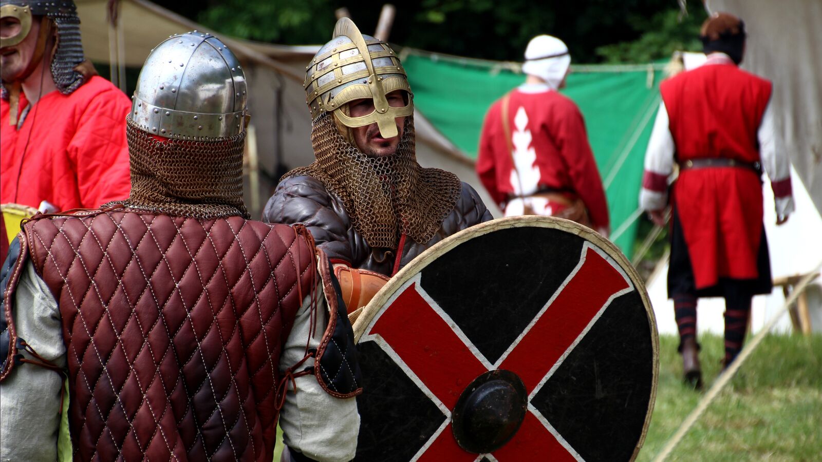 Canon EOS 600D (Rebel EOS T3i / EOS Kiss X5) sample photo. Human, armor, shield photography