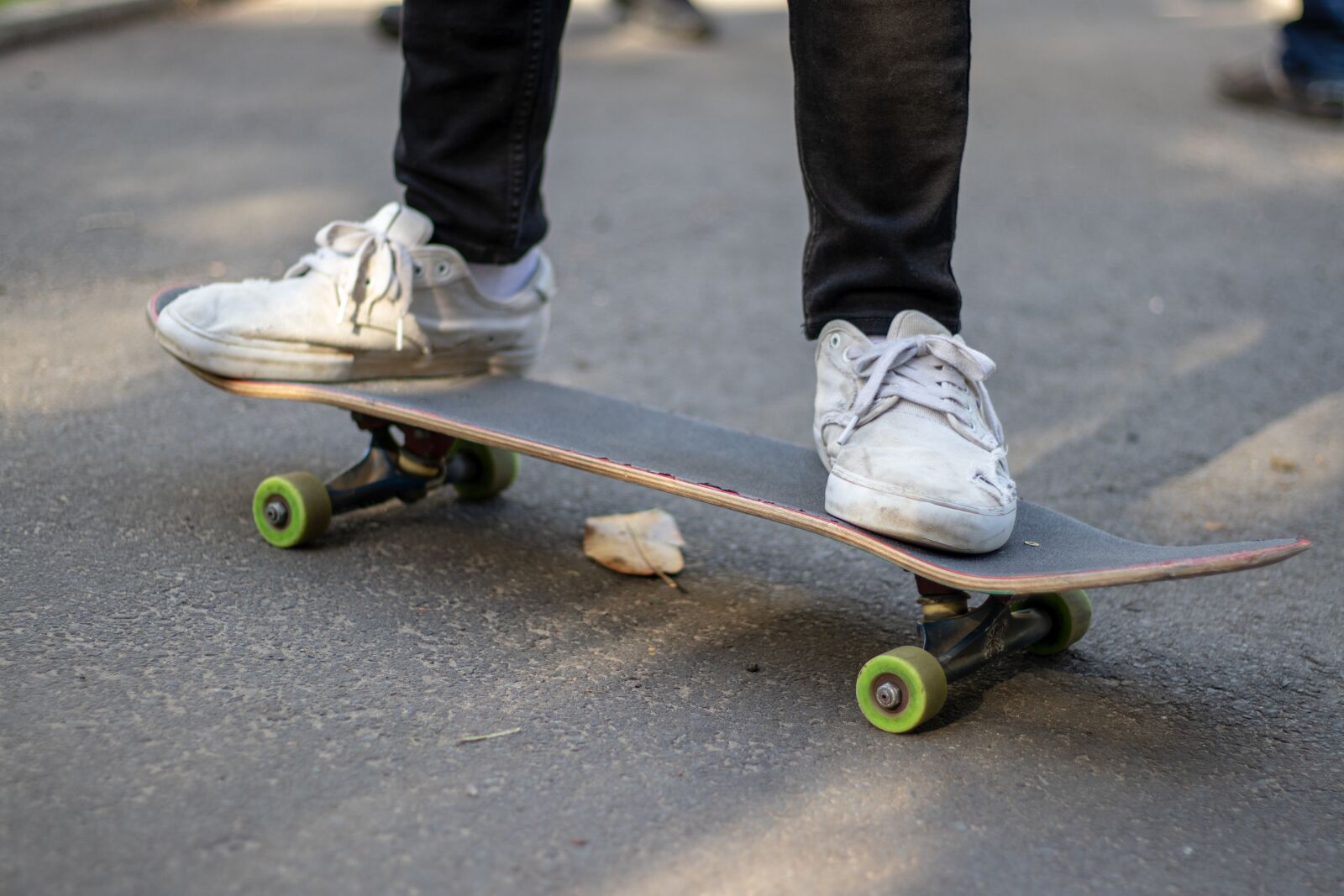 Canon EOS 200D (EOS Rebel SL2 / EOS Kiss X9) + Canon EF 50mm F1.8 STM sample photo. Skateboard, rider, wheels photography