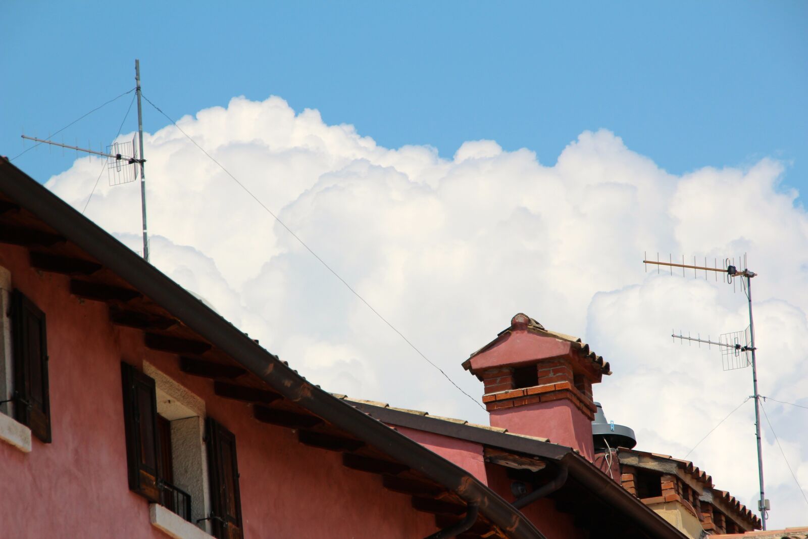 Canon EOS 600D (Rebel EOS T3i / EOS Kiss X5) sample photo. Antennas, chimney, sky photography