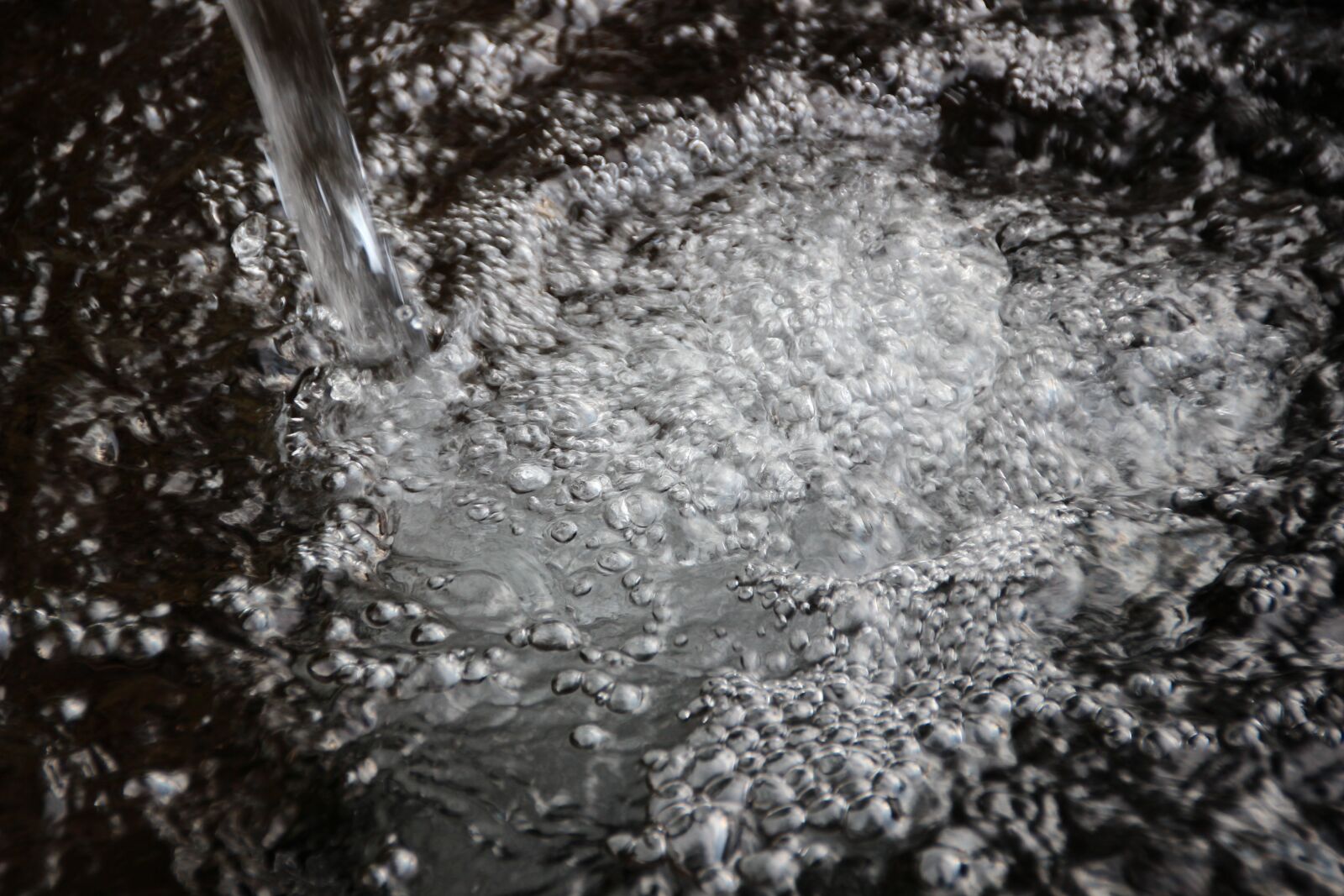 Canon EOS 600D (Rebel EOS T3i / EOS Kiss X5) sample photo. Water, blow, air bubbles photography