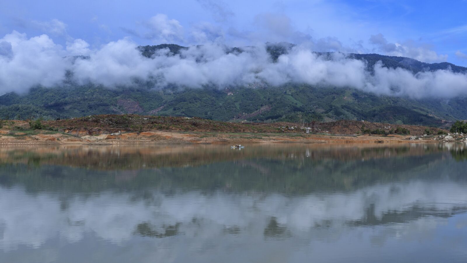 Canon EF-M 15-45mm F3.5-6.3 IS STM sample photo. Lake, cloud, mountain photography