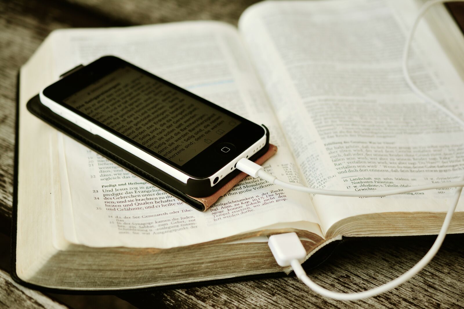 Nikon D5200 sample photo. Bible, iphone, mobile phone photography