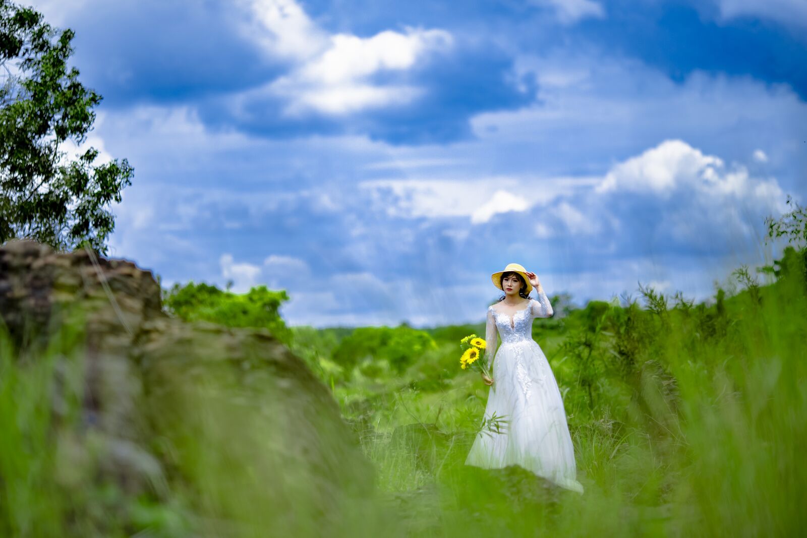 Canon EOS 6D + Canon EF 135mm F2L USM sample photo. Scenery, bride, green meadows photography