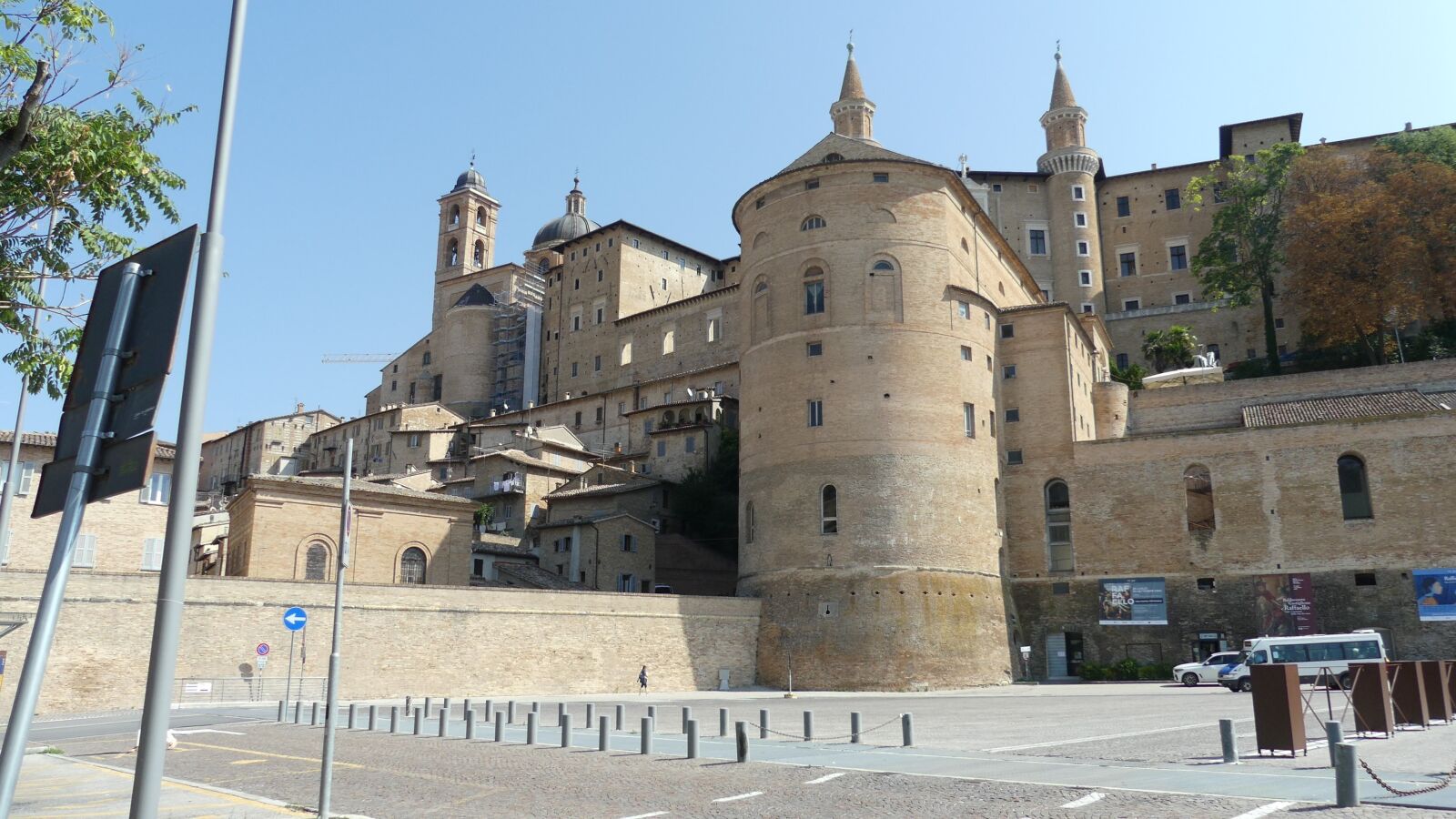 Panasonic Lumix DMC-FZ300 sample photo. Urbino, castle, medieval photography