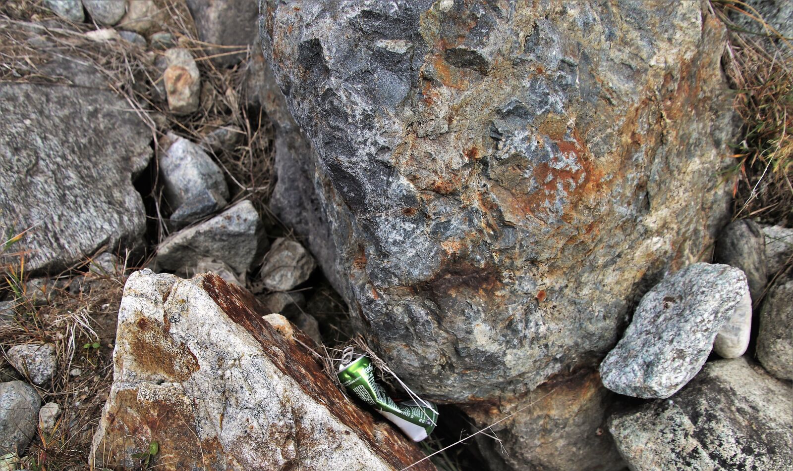 Canon EOS 80D sample photo. Rocks, garbage, waste photography