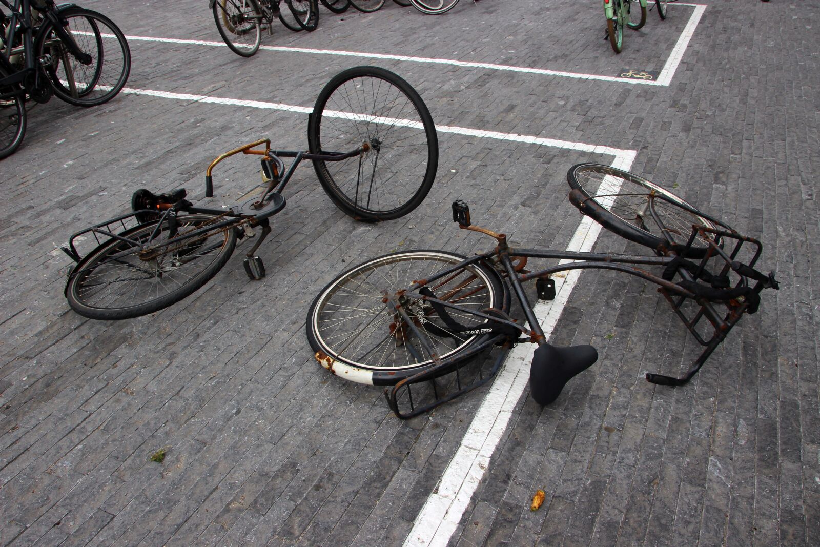 Canon EOS 600D (Rebel EOS T3i / EOS Kiss X5) sample photo. Bike, wheel, broken photography