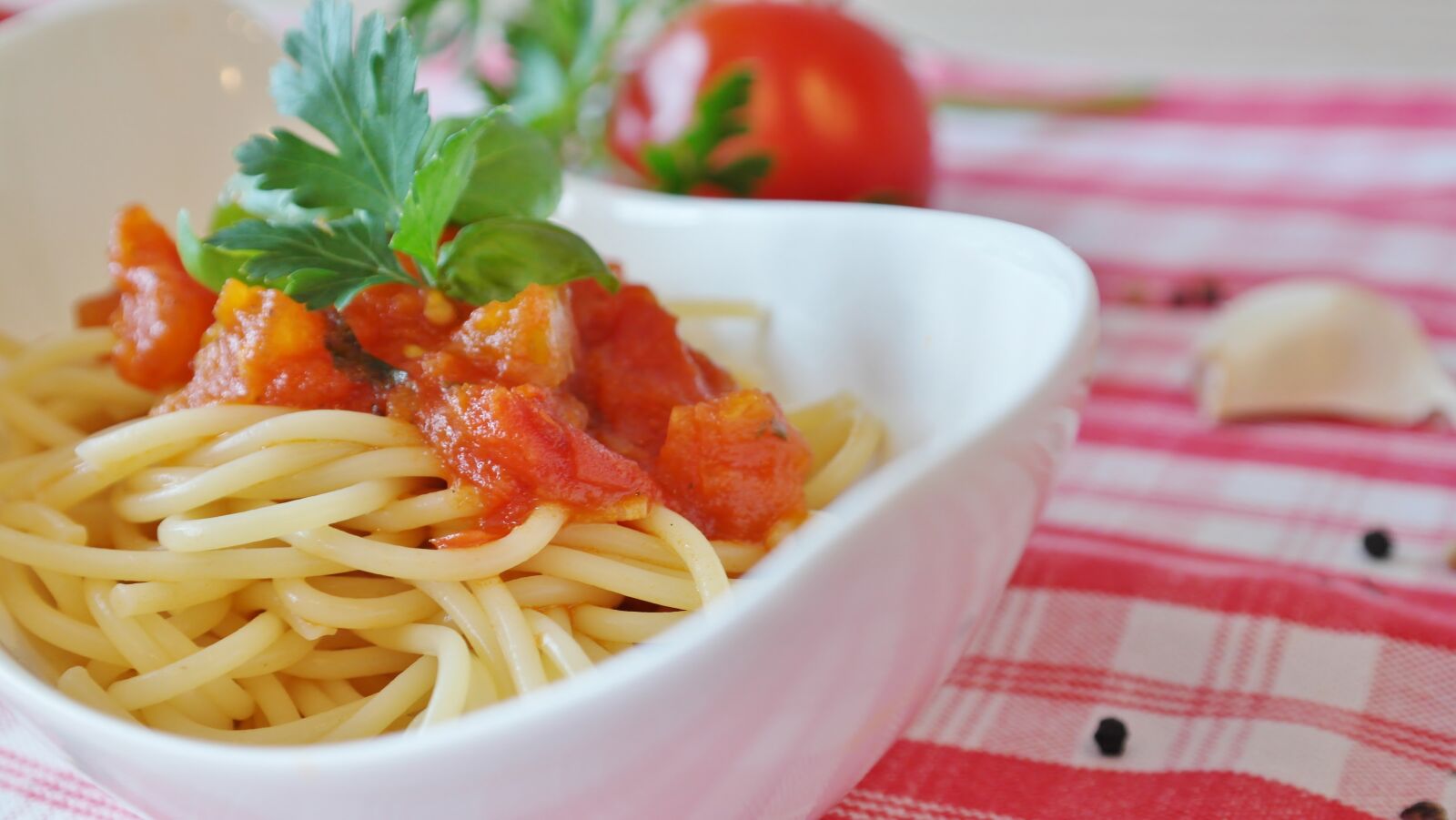 Samsung NX20 sample photo. Spaghetti, tomatoes, tomato sauce photography