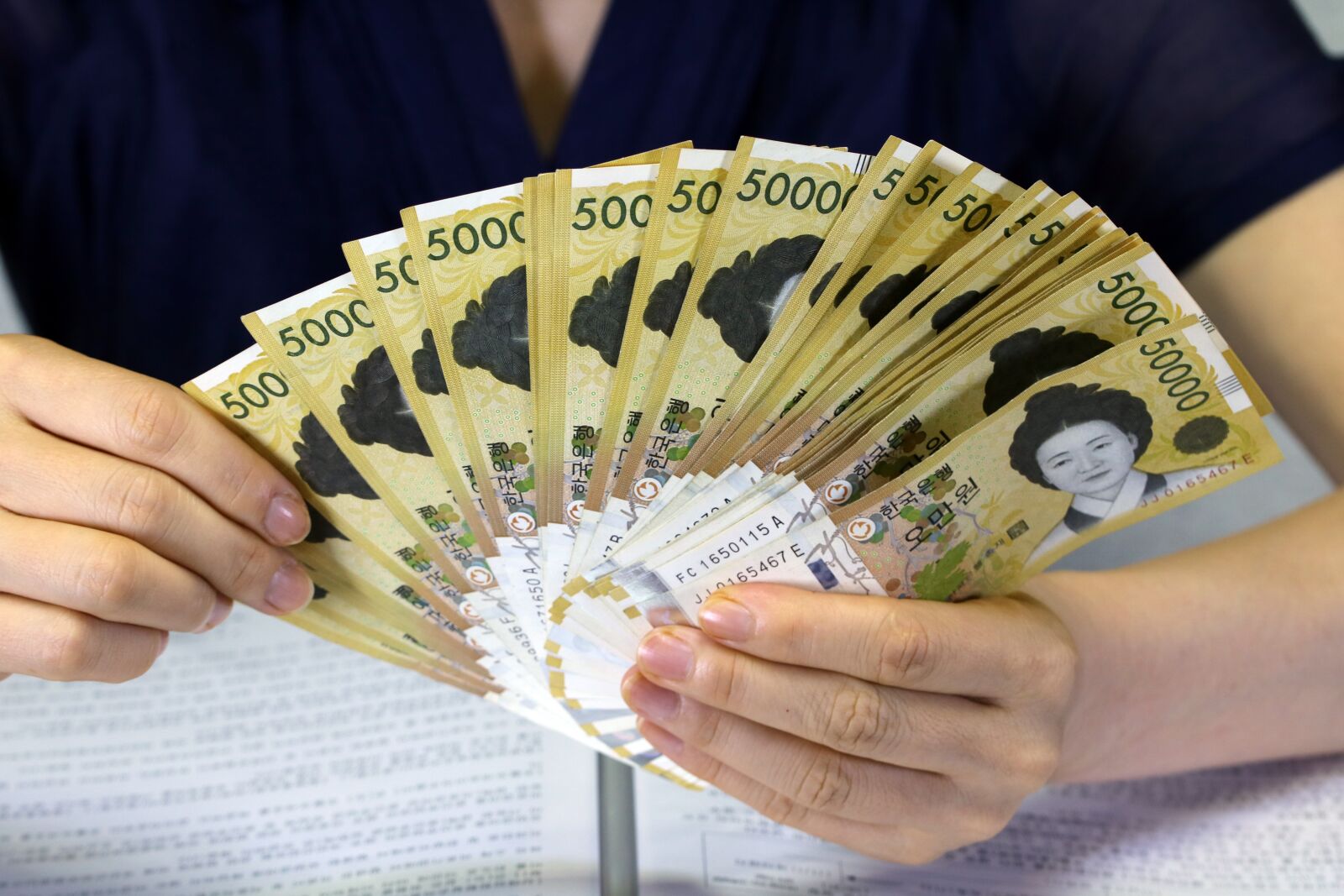 Canon EOS 750D (EOS Rebel T6i / EOS Kiss X8i) sample photo. Don, money, currency photography