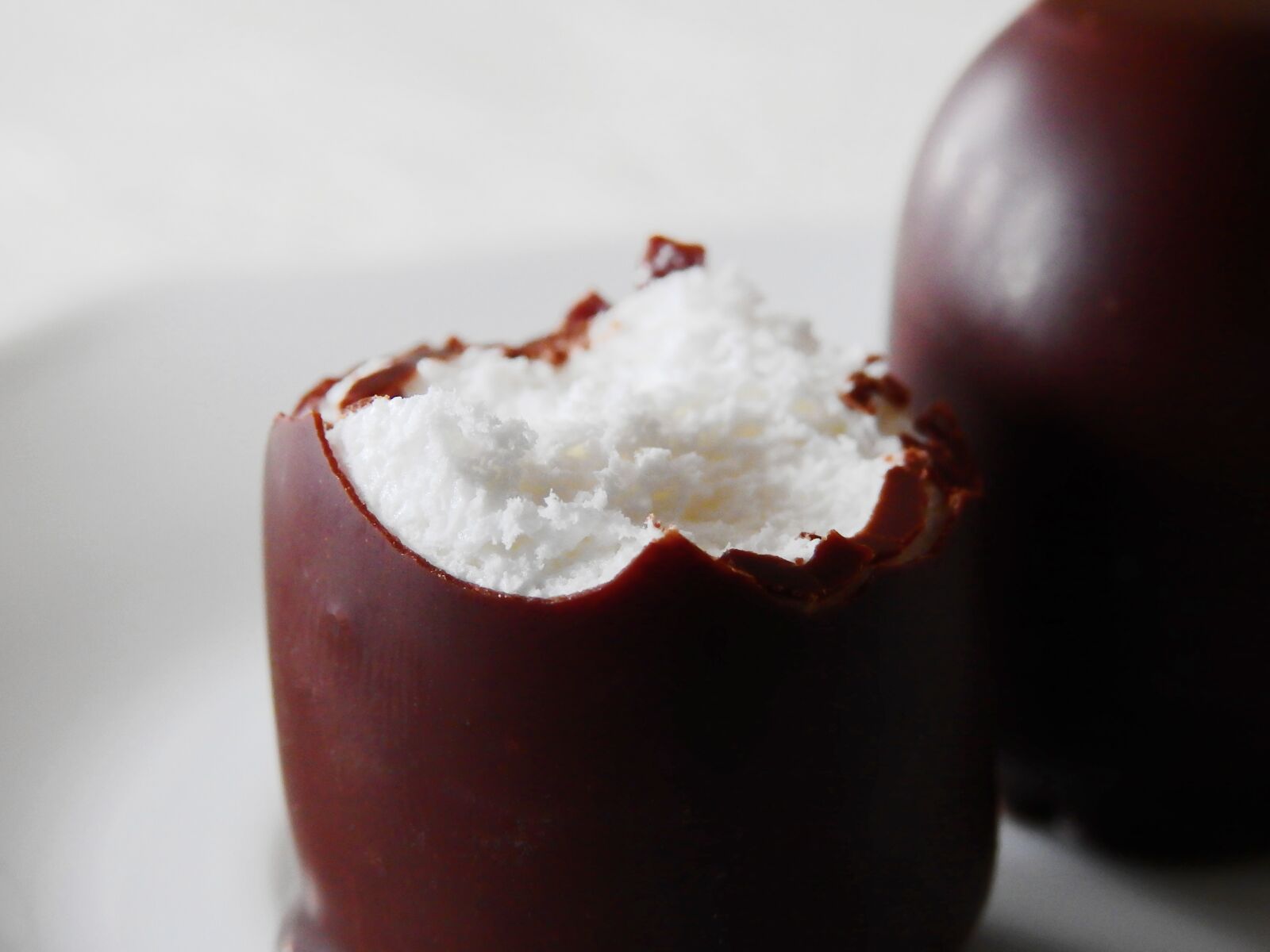 Nikon Coolpix P900 sample photo. Mohrenkopf, dickmann, chocolate marshmallow photography