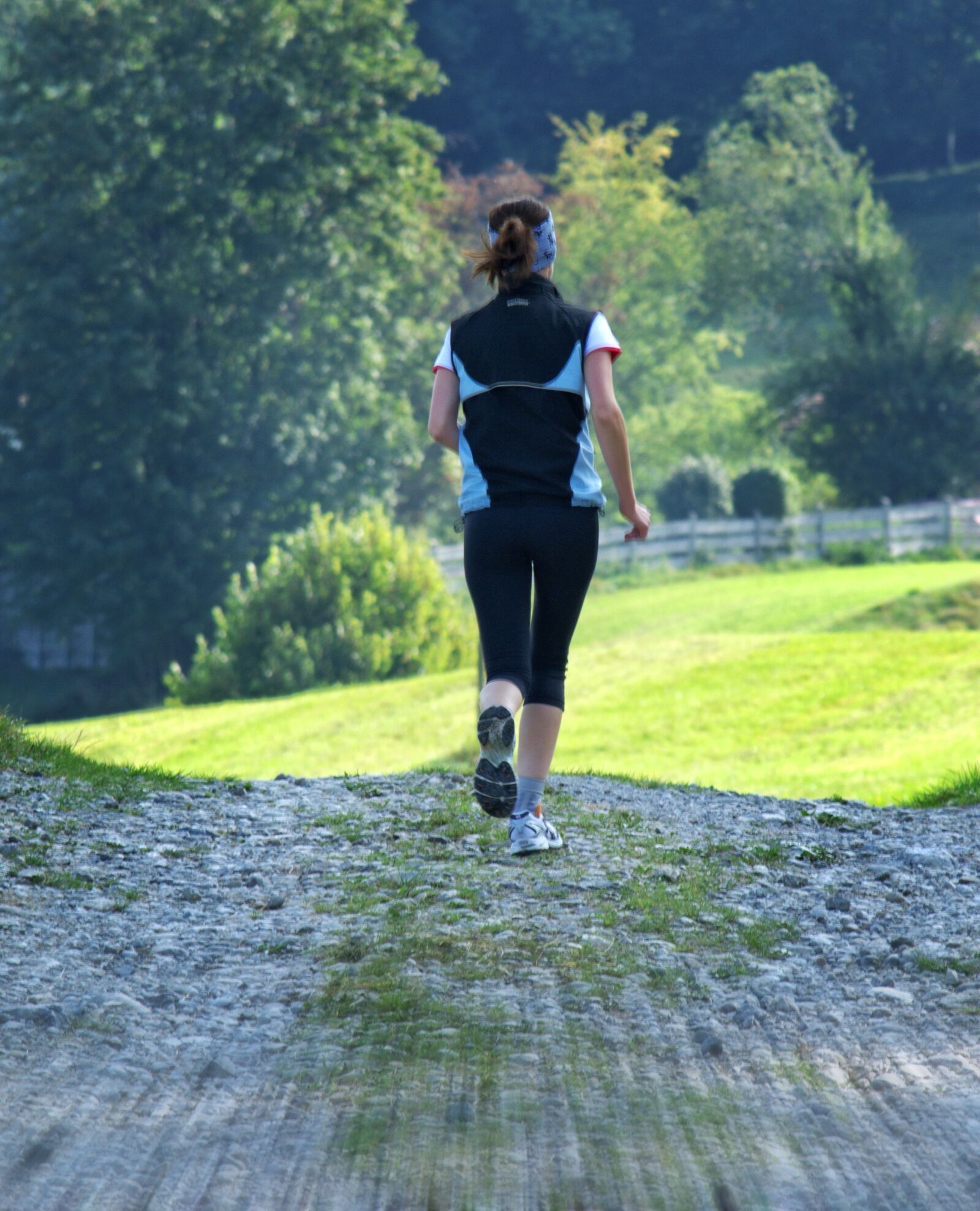 55.0-200.0mm f/4.0-f/5.6 sample photo. Woman, run, jog photography