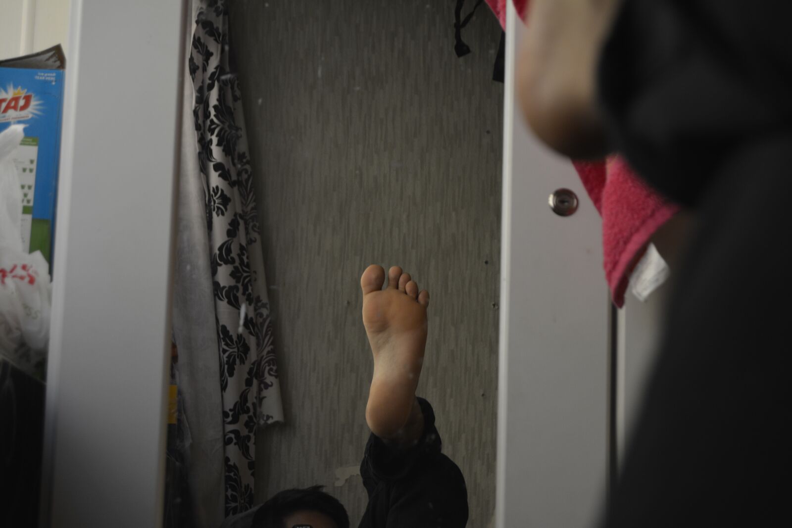 Nikon D5200 sample photo. Foot, indoor, people photography
