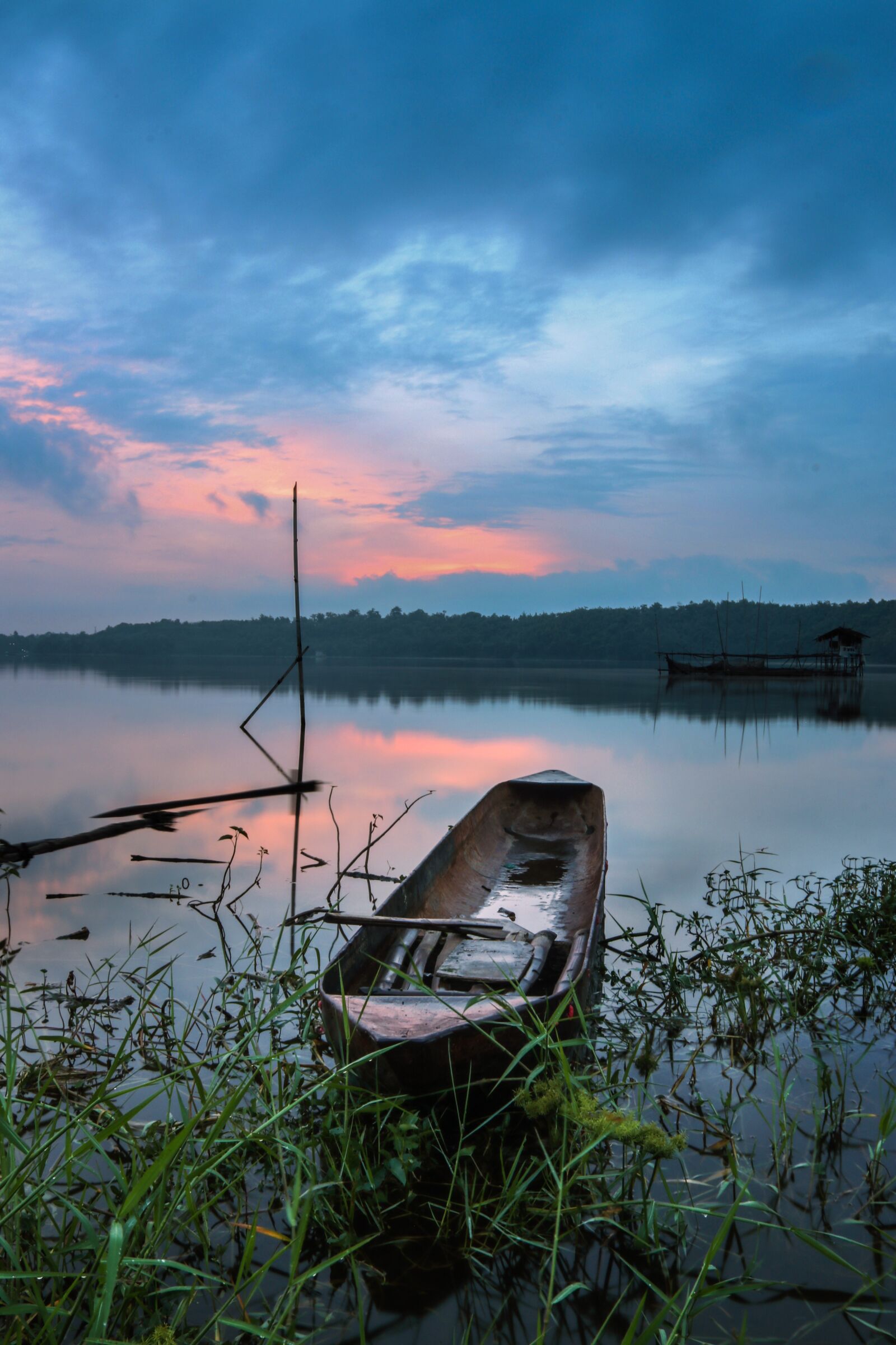 Canon EF-S 18-135mm F3.5-5.6 IS sample photo. Boat, lake, blue photography