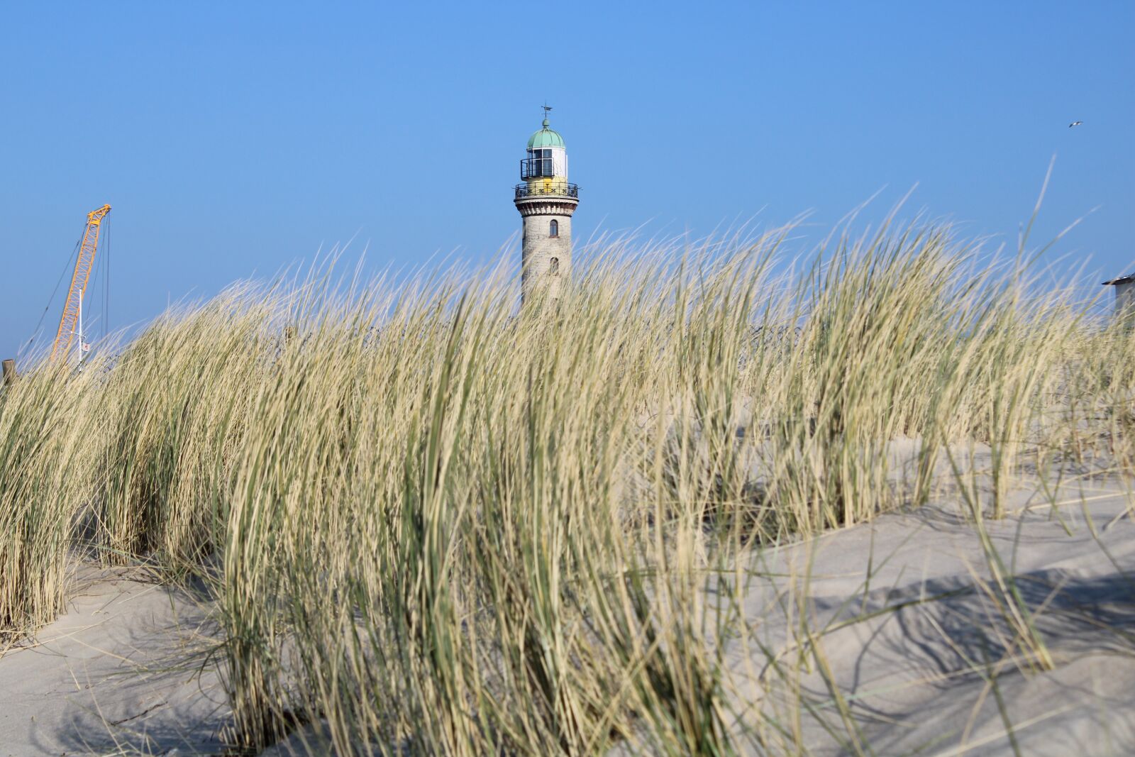 Canon EOS 2000D (EOS Rebel T7 / EOS Kiss X90 / EOS 1500D) sample photo. Warnemünde, lighthouse, beach photography