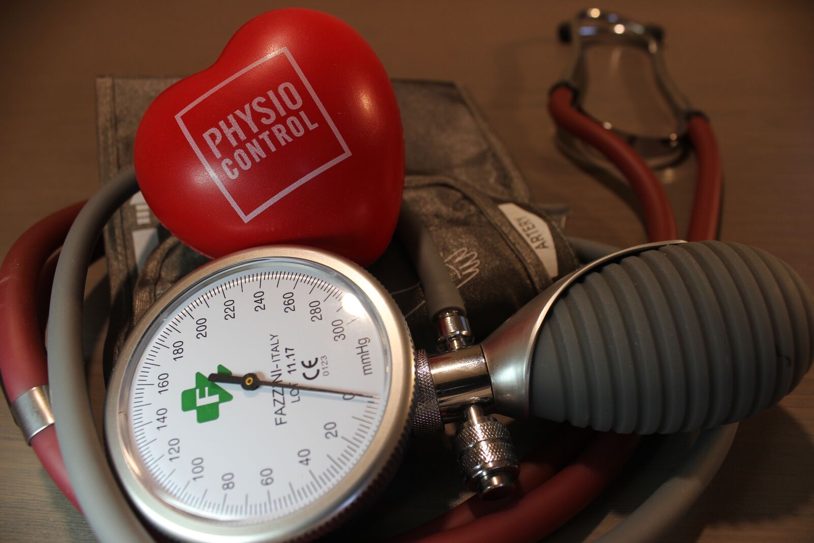 Canon EOS 600D (Rebel EOS T3i / EOS Kiss X5) sample photo. Blood pressure, hypertension, heart photography
