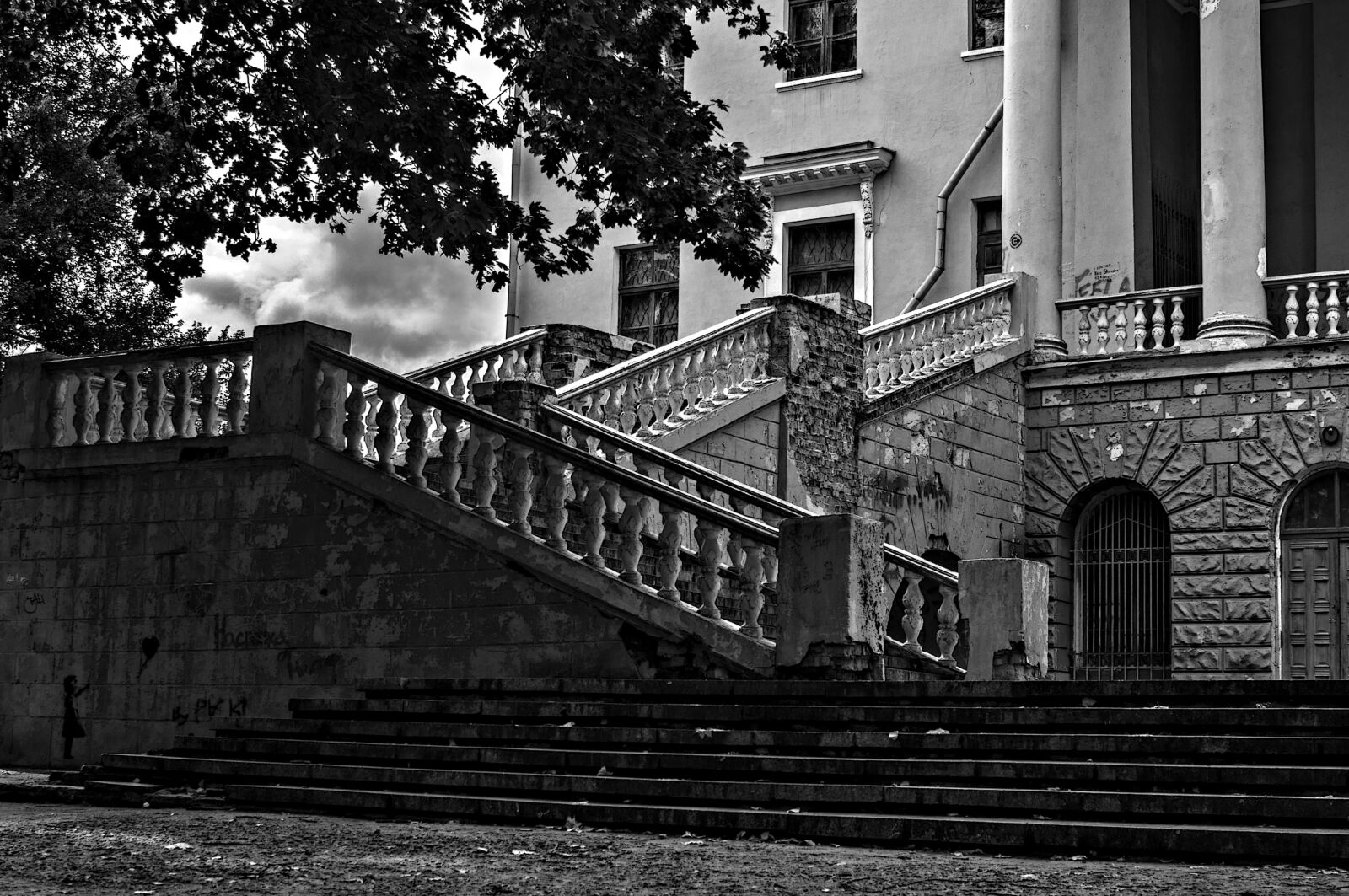 Nikon D90 sample photo. Black and white, architecture photography
