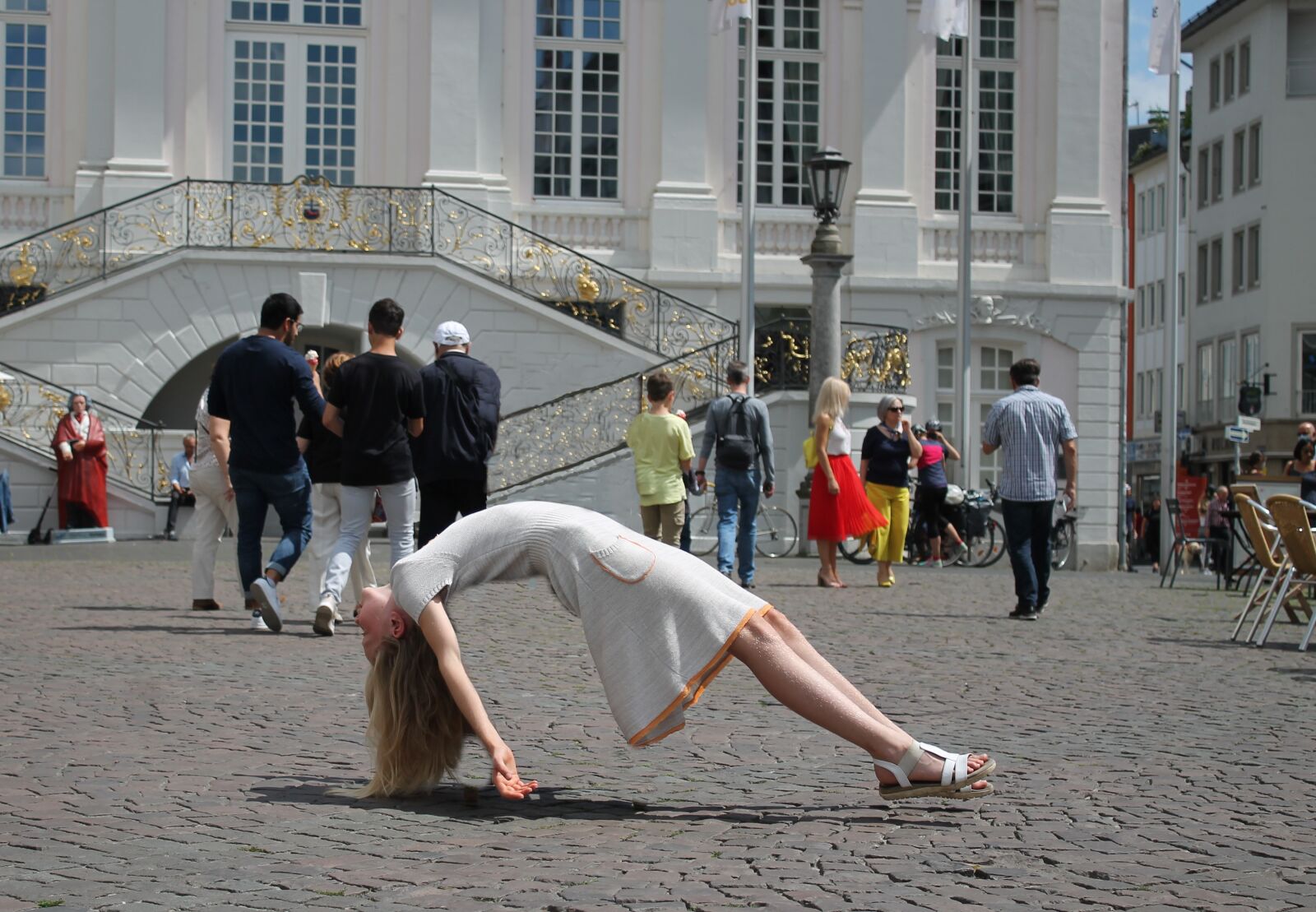 Canon EOS 1100D (EOS Rebel T3 / EOS Kiss X50) sample photo. Levitation, girl, city photography