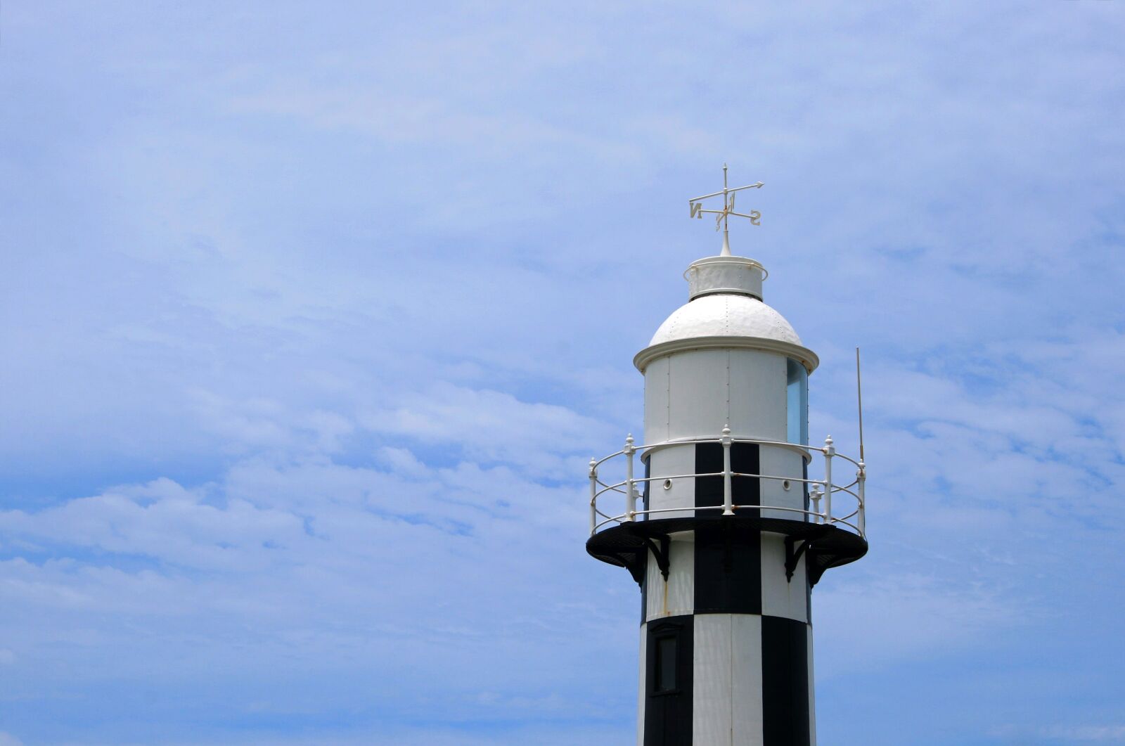 Canon EOS 400D (EOS Digital Rebel XTi / EOS Kiss Digital X) sample photo. Lighthouse, port shepstone, black photography