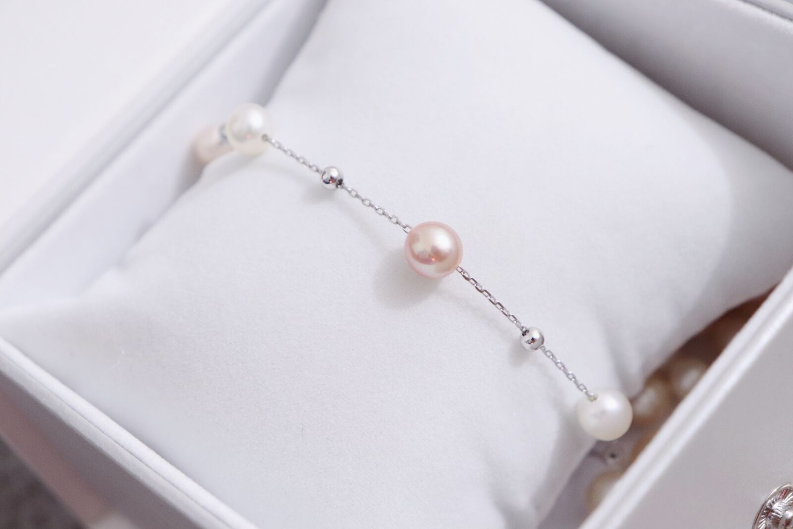 Canon EOS 200D (EOS Rebel SL2 / EOS Kiss X9) sample photo. Pearl, bracelet, jewellery photography
