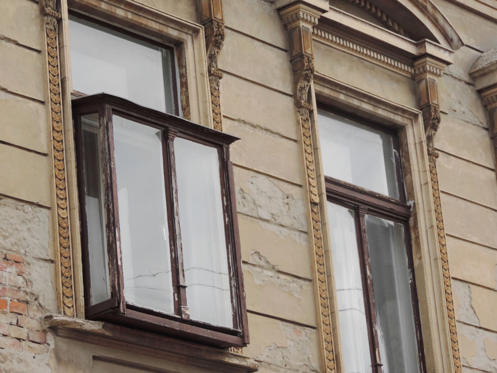 Nikon Coolpix P520 sample photo. House, window, architecture, building photography