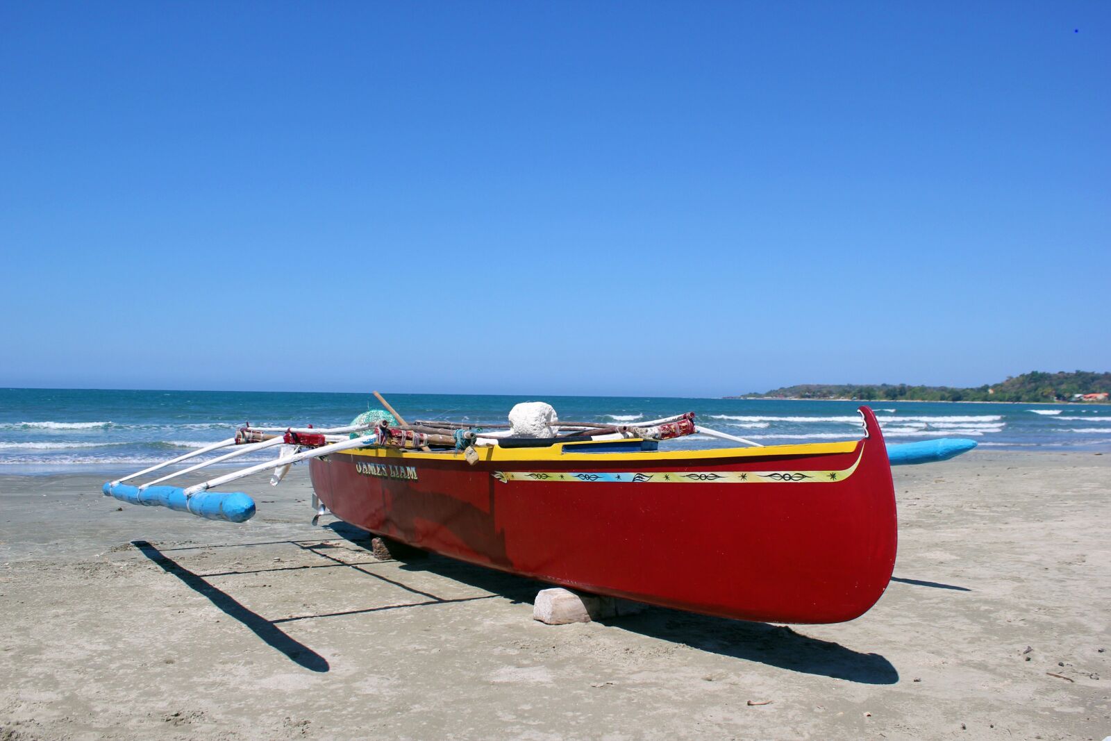 Canon EOS 550D (EOS Rebel T2i / EOS Kiss X4) sample photo. Fishing boat, beach, ocean photography