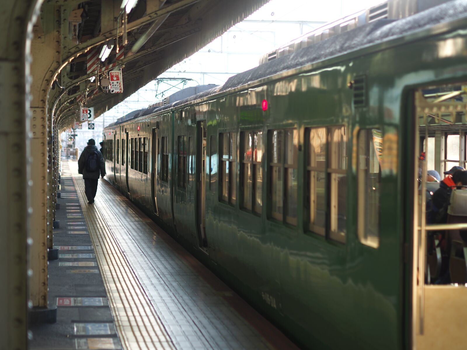 Olympus OM-D E-M10 II + Olympus M.Zuiko Digital 45mm F1.8 sample photo. Train, platform, railway photography