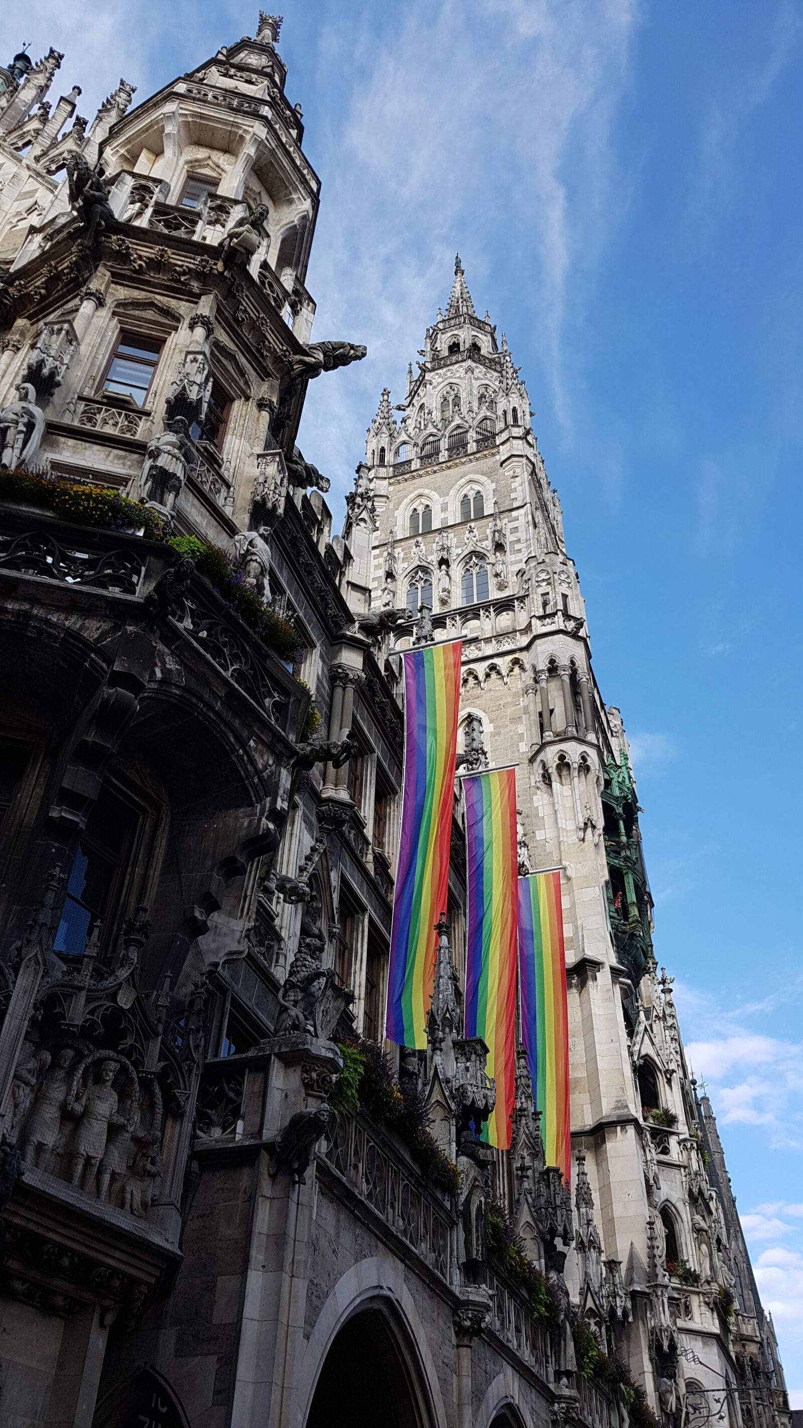 Samsung Galaxy S7 Edge sample photo. Munich, town hall, flags photography