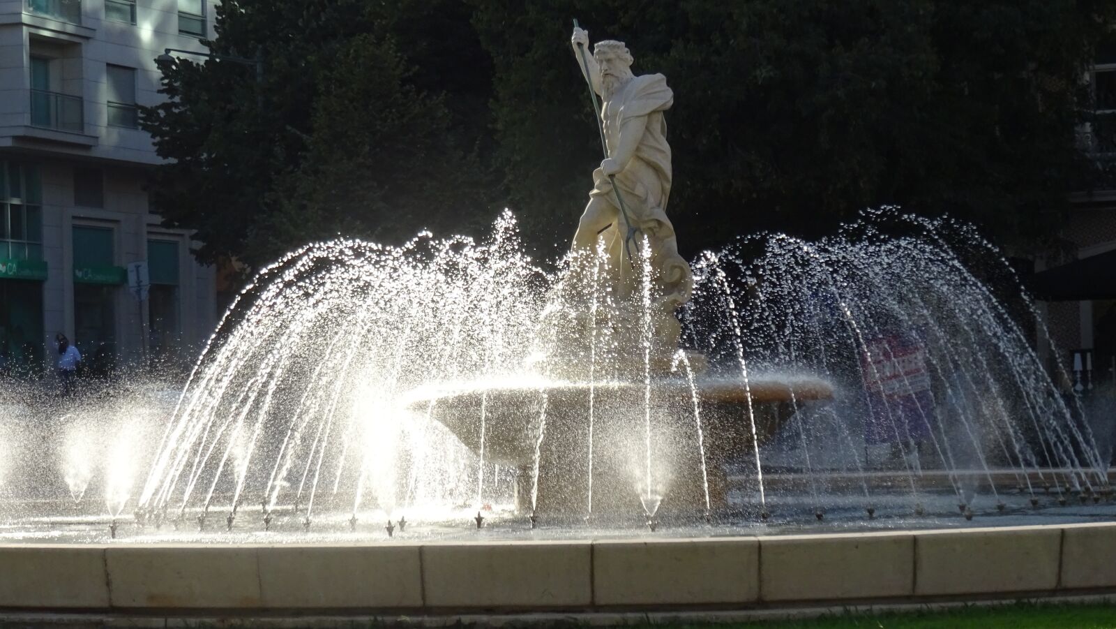 Sony DSC-HX60 sample photo. Fountain, water, light photography