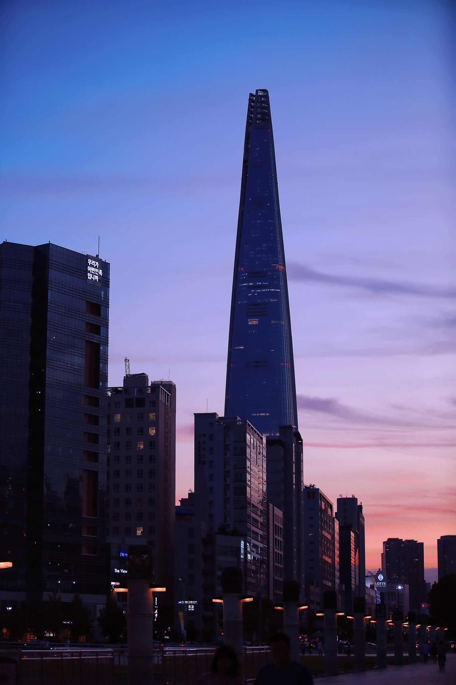 Canon EOS 5D Mark III sample photo. Lotte tower, architecture, night photography