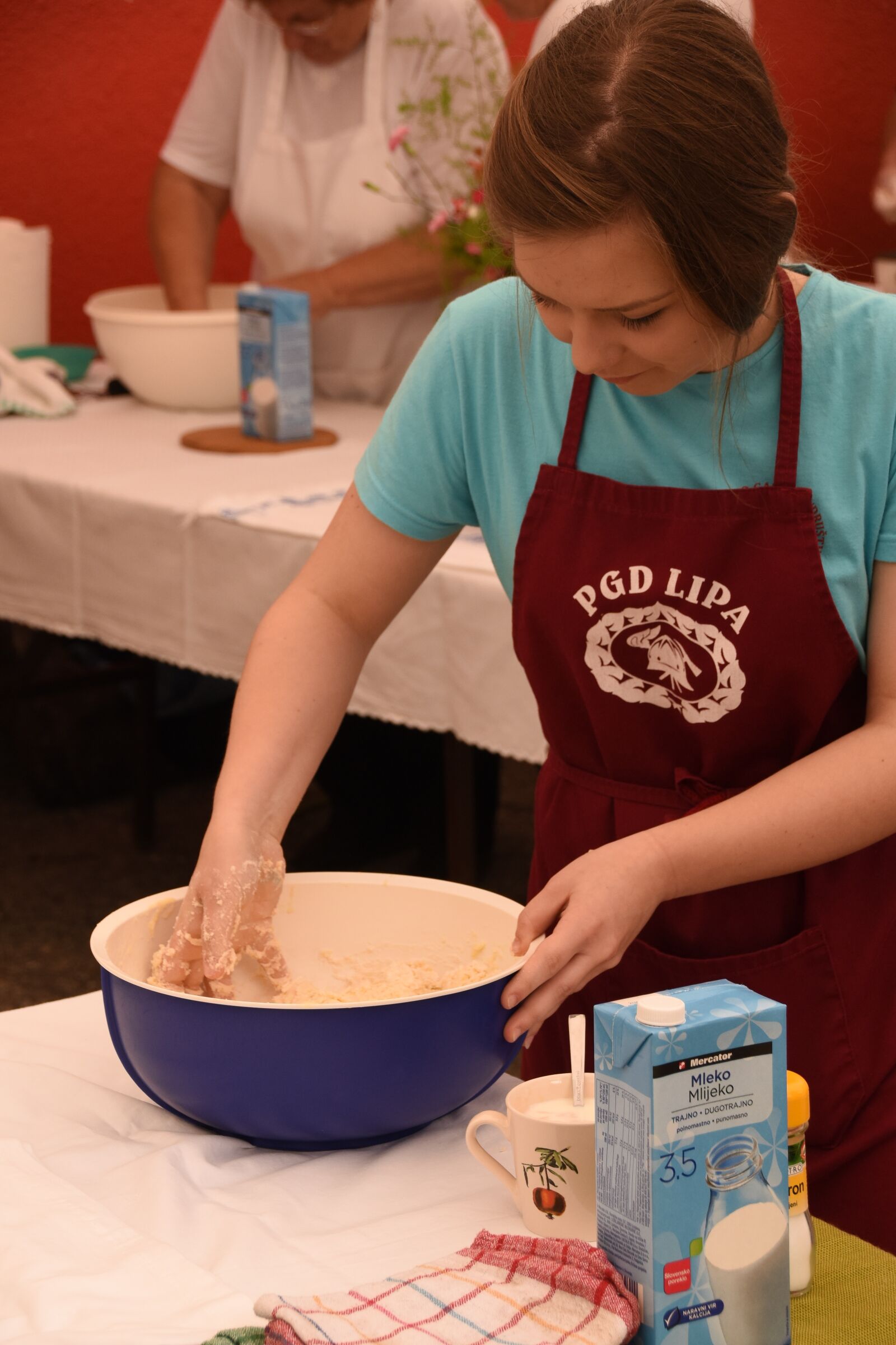 Nikon D810 sample photo. Eat, party, hand labor photography