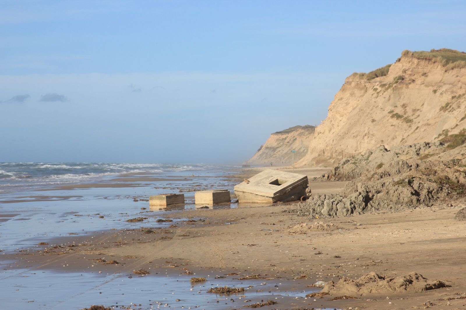 Canon EOS 550D (EOS Rebel T2i / EOS Kiss X4) sample photo. Beach, vacations, bunker photography