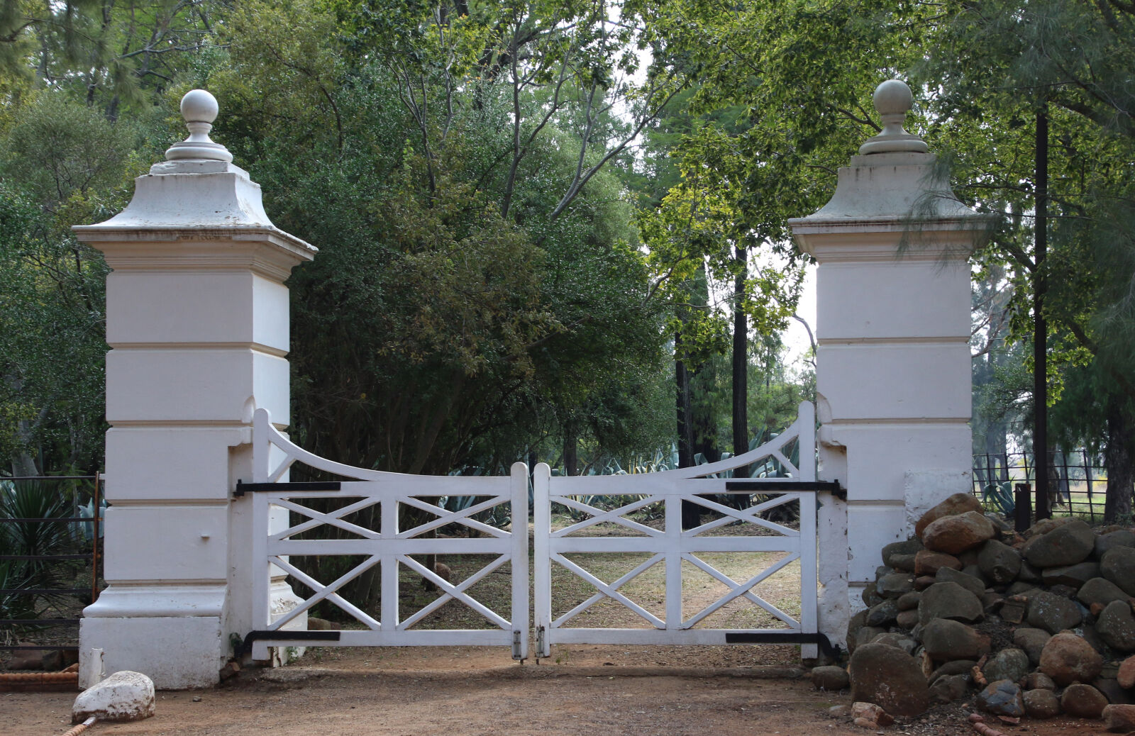 Canon EOS 7D Mark II sample photo. Close, entrance, farm, garden photography