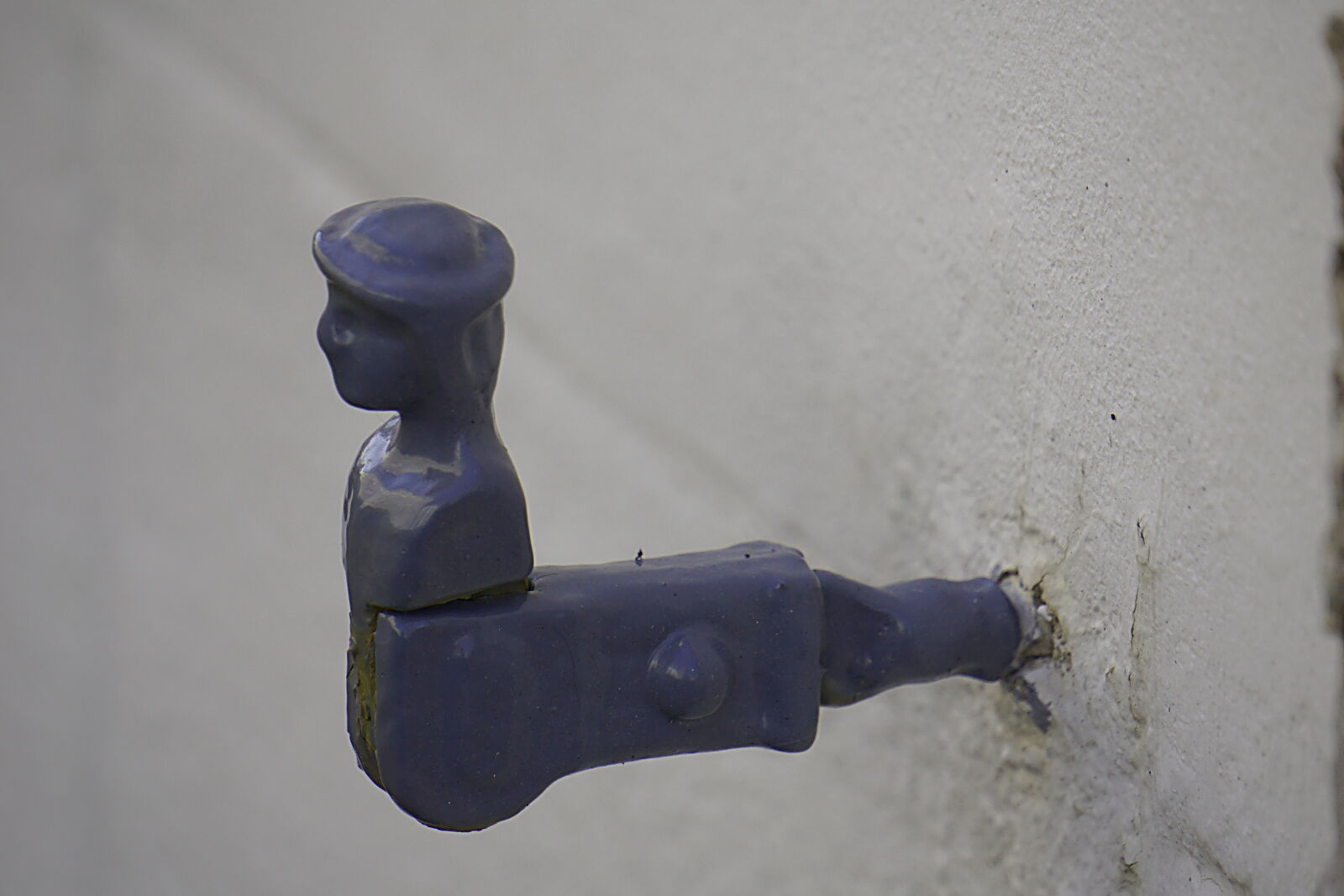 Sony E 55-210mm F4.5-6.3 OSS sample photo. Bleu, bloque, volets, fer photography