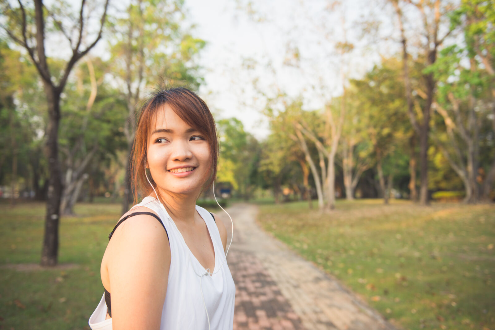 Nikon AF-S Nikkor 24-70mm F2.8G ED sample photo. Beautiful, blur, brunette, cheerful photography