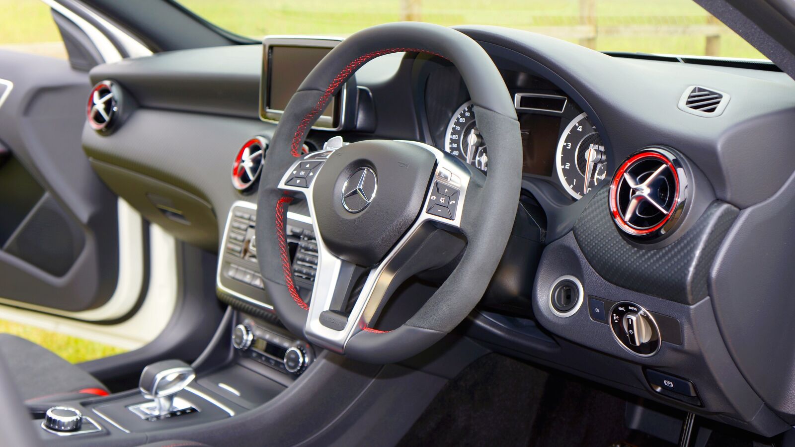 Sony Alpha NEX-5N + Sony E 18-55mm F3.5-5.6 OSS sample photo. Mercedes-benz, car, mercedes photography