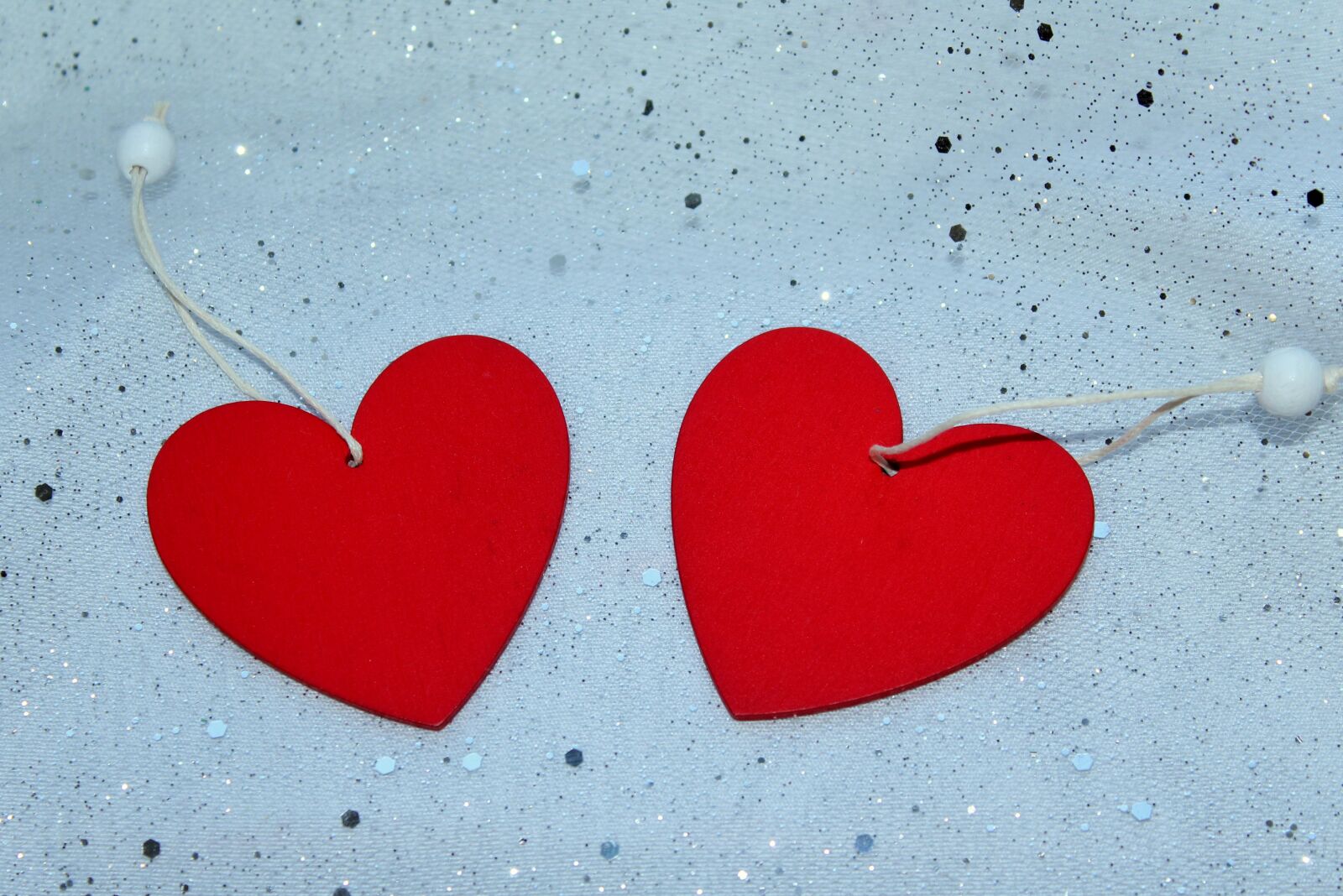 Canon EOS 1200D (EOS Rebel T5 / EOS Kiss X70 / EOS Hi) sample photo. Heart, red heart, two photography