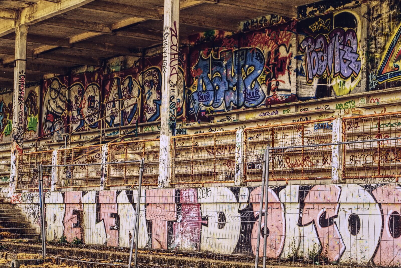 Sony E 55-210mm F4.5-6.3 OSS sample photo. Graffiti, tag, painting photography