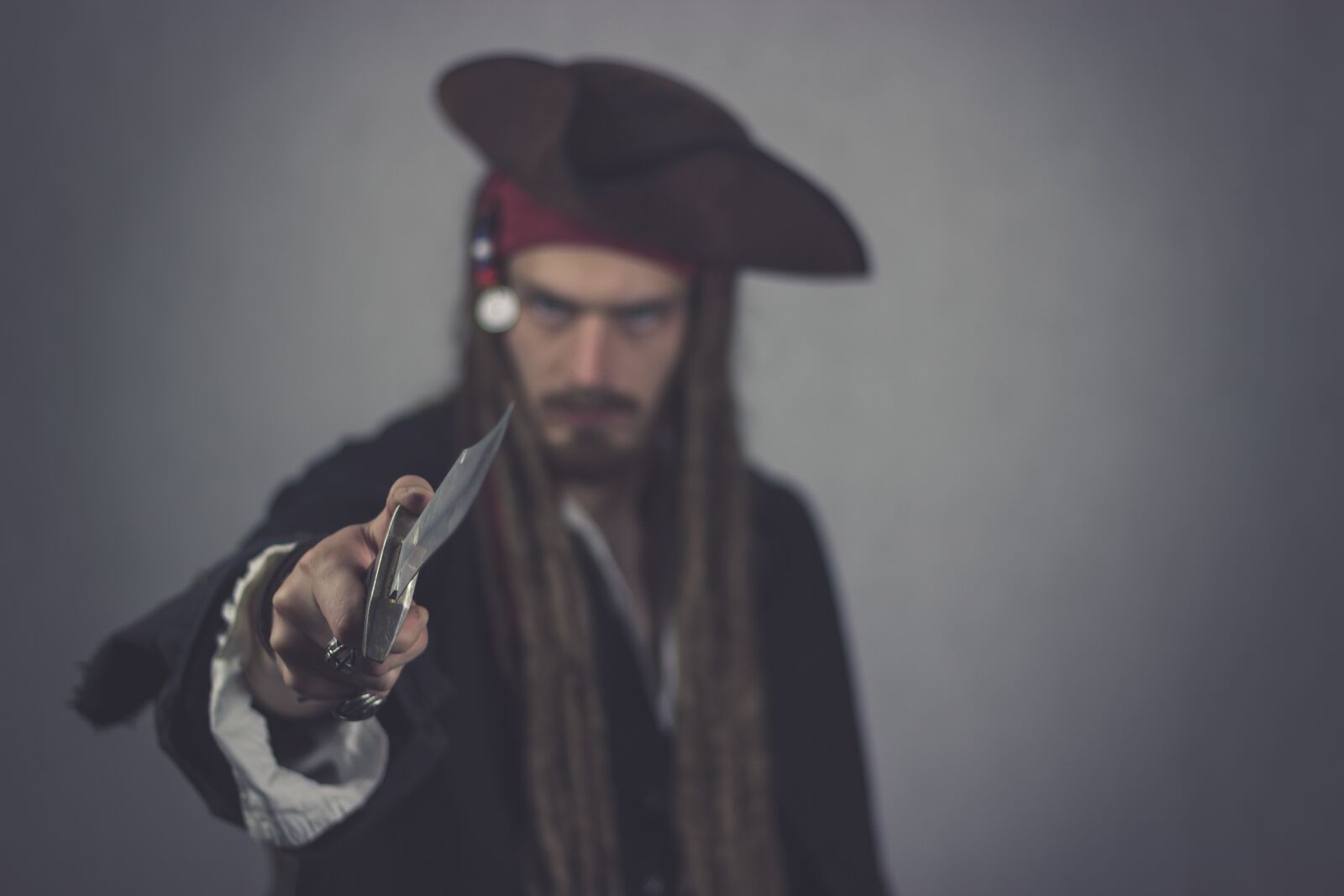 Canon EOS 600D (Rebel EOS T3i / EOS Kiss X5) + Canon EF 50mm F1.8 STM sample photo. Pirate, knife, captain photography
