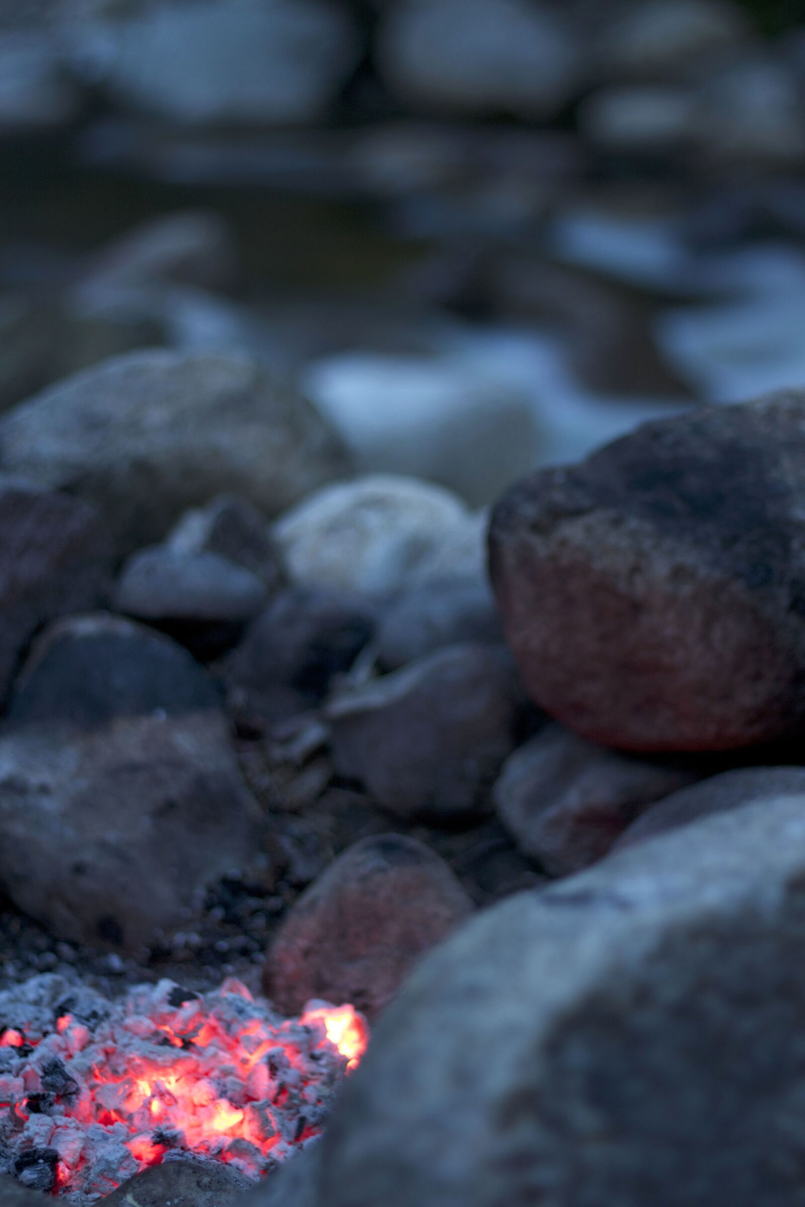 Canon EOS 550D (EOS Rebel T2i / EOS Kiss X4) sample photo. Campfire, flames, rocks, fire photography