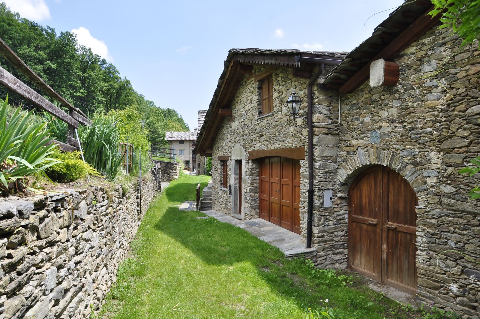 Nikon D5000 sample photo. Houses, mountain, via photography