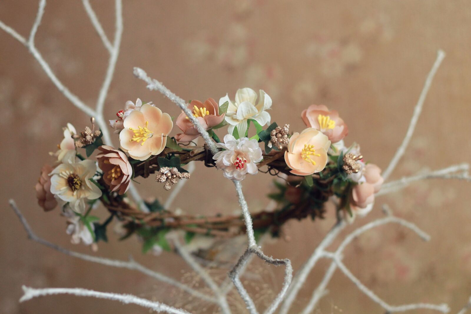 Canon EOS 1100D (EOS Rebel T3 / EOS Kiss X50) + Canon EF 50mm F1.8 II sample photo. Wreath, flowers, decor photography