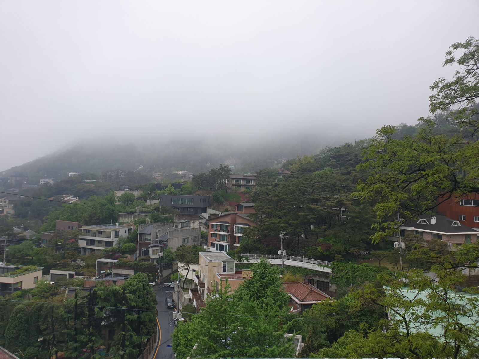 Samsung Galaxy Note9 sample photo. House, town, fog photography