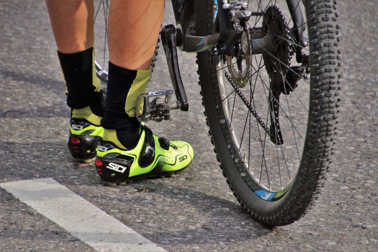 Canon EOS 80D sample photo. Wheel, cyclist, sports shoes photography