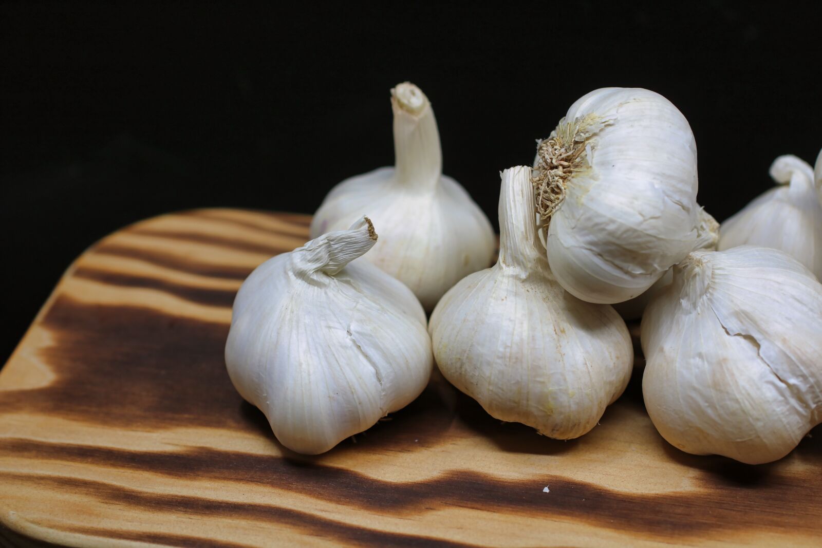 Canon EOS 750D (EOS Rebel T6i / EOS Kiss X8i) sample photo. Garlic, chopping board, white photography