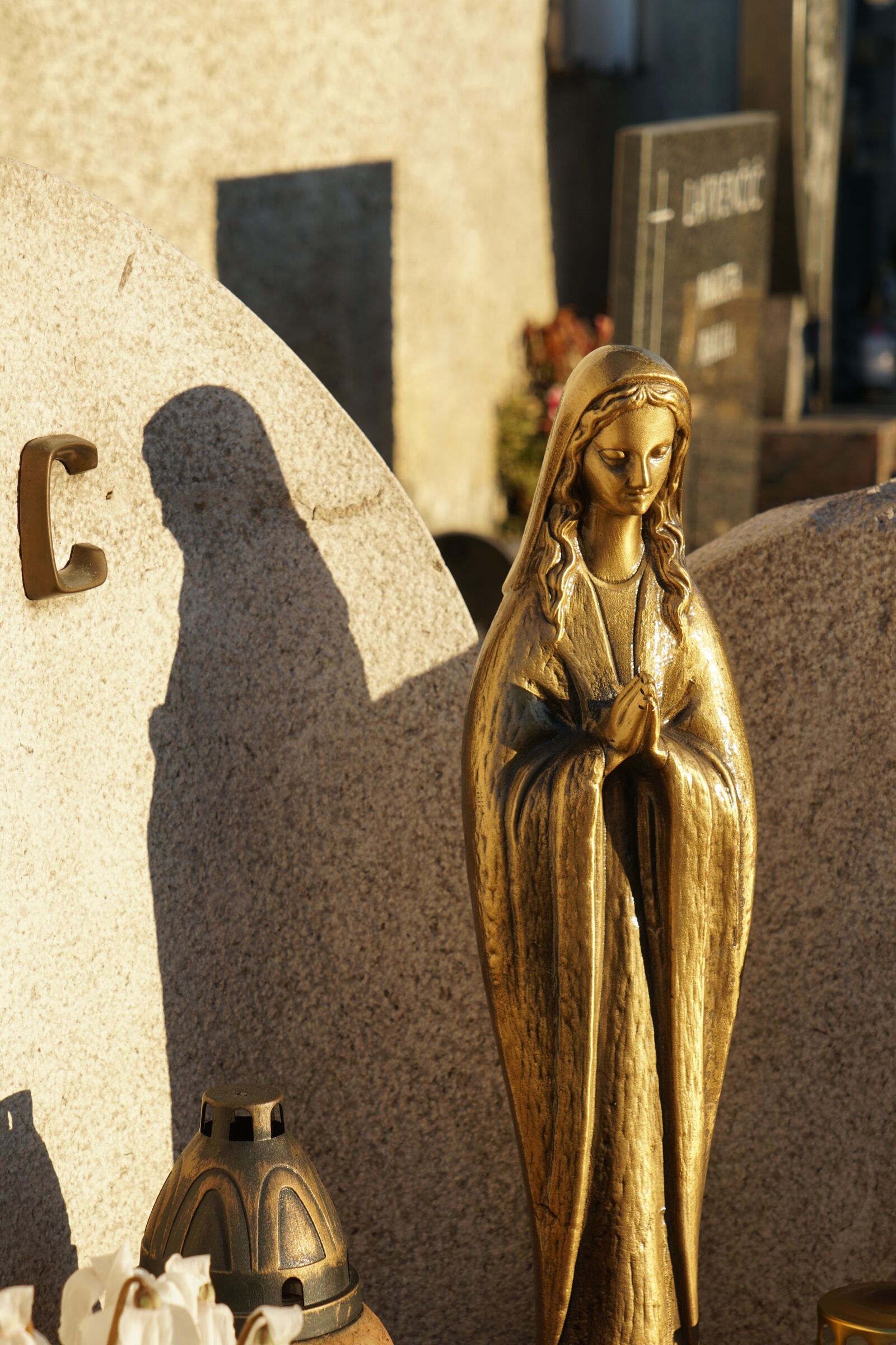 Sony a6300 + Sony Vario Tessar T* FE 24-70mm F4 ZA OSS sample photo. Cemetery, grave, tomb figure photography