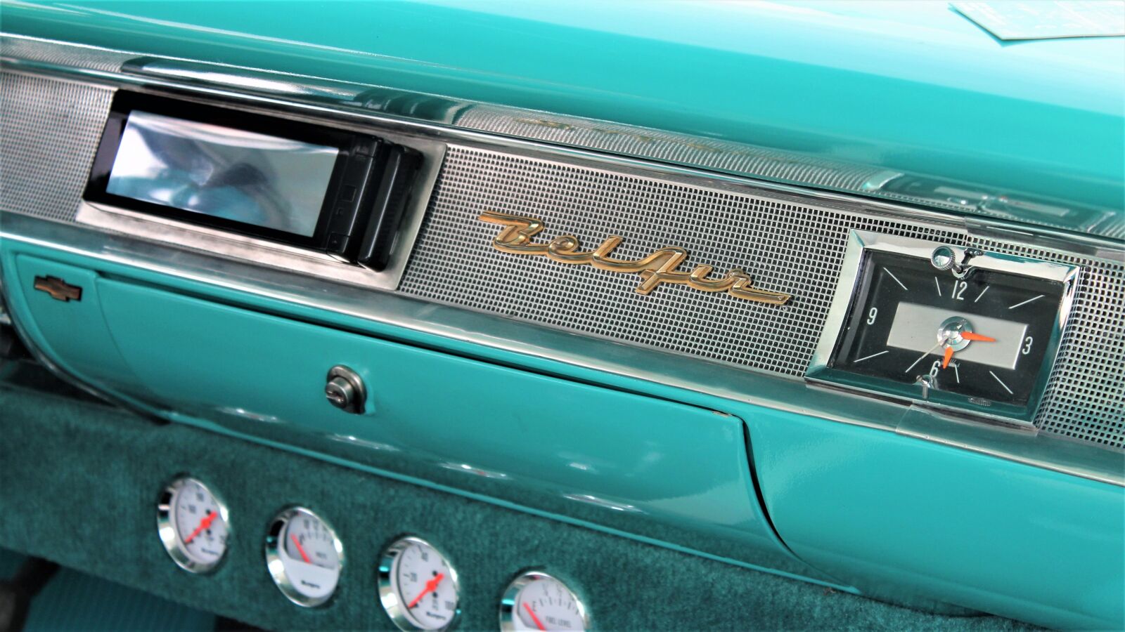 Canon EOS 1100D (EOS Rebel T3 / EOS Kiss X50) sample photo. Belair, dashboard, turquoise car photography