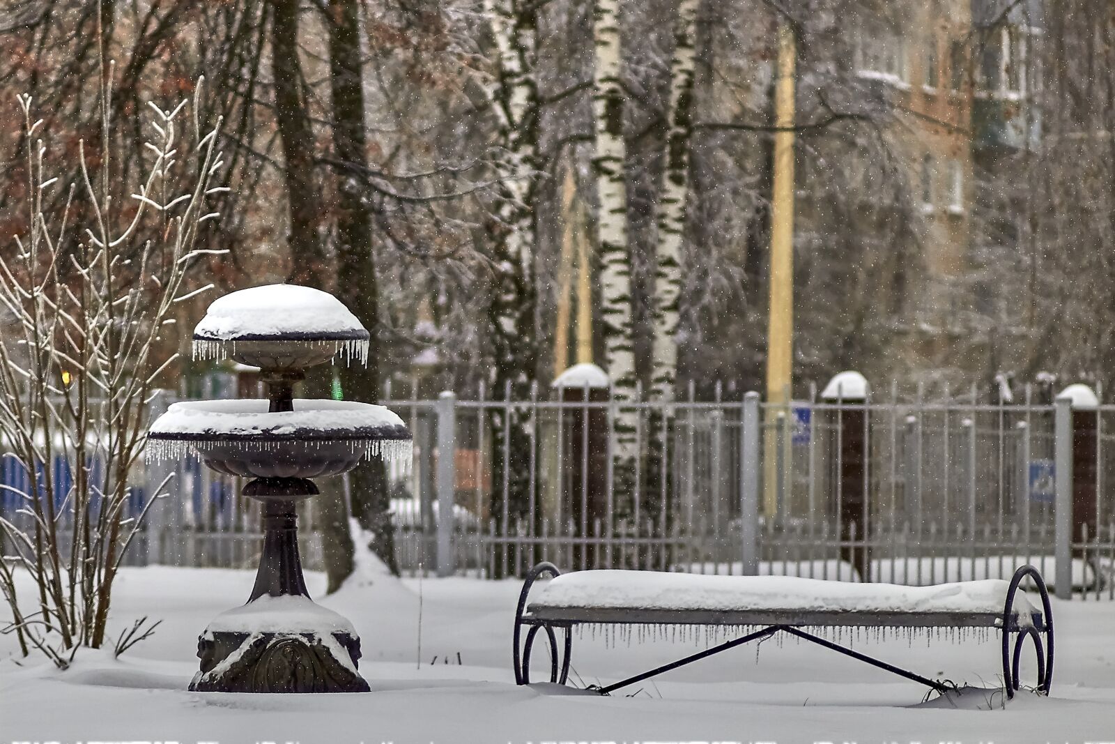 Canon EOS 600D (Rebel EOS T3i / EOS Kiss X5) sample photo. Fountain, frozen, winter photography