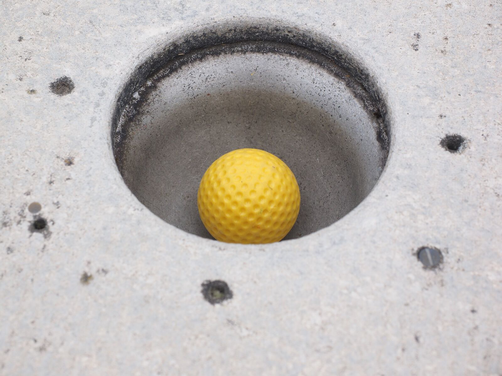 Olympus OM-D E-M1 + Olympus M.Zuiko Digital ED 12-40mm F2.8 Pro sample photo. Hole, ball, mini golf photography