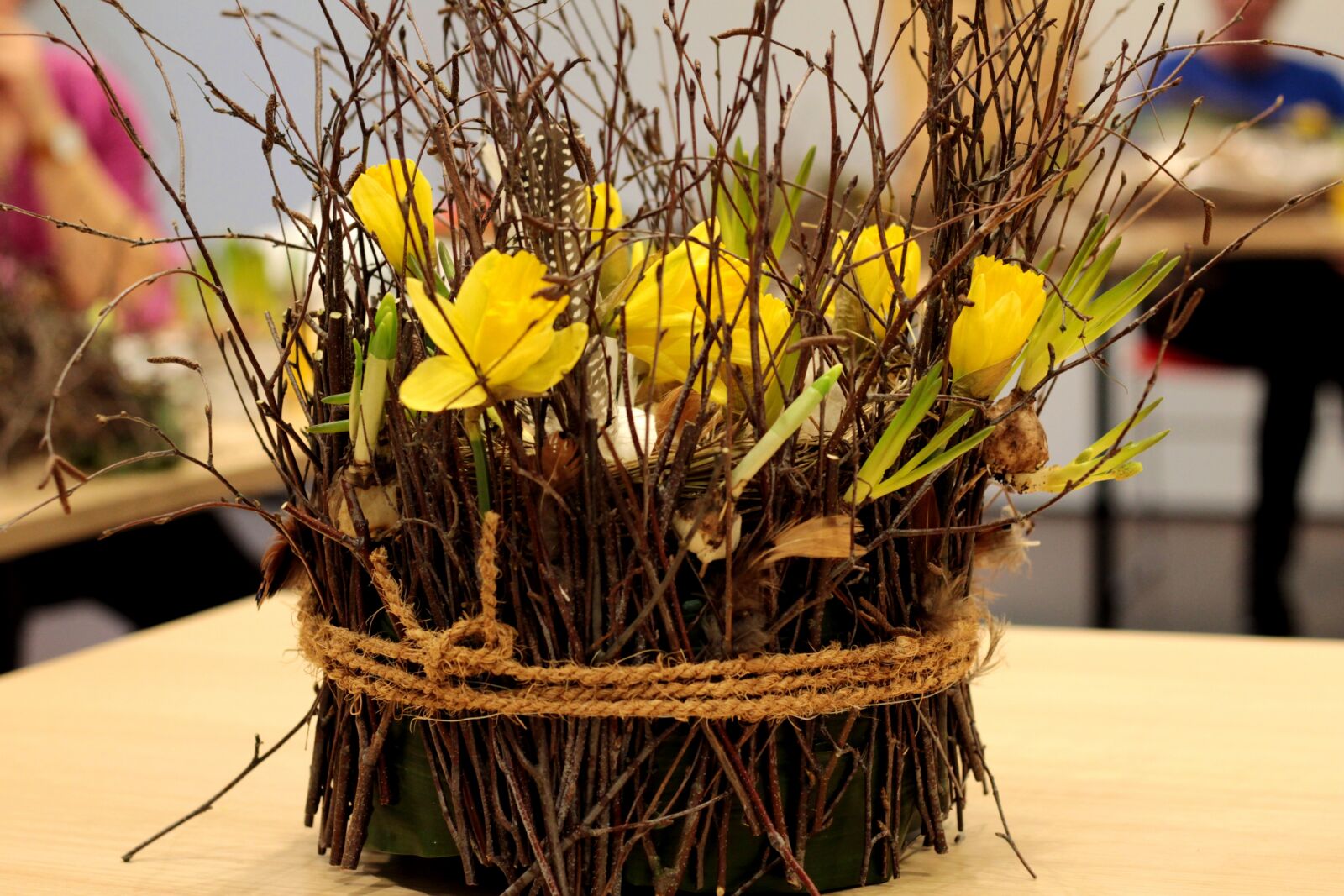 Canon EOS 600D (Rebel EOS T3i / EOS Kiss X5) + Canon EF 50mm F1.8 STM sample photo. Paasstuk, easter, flower arranging photography