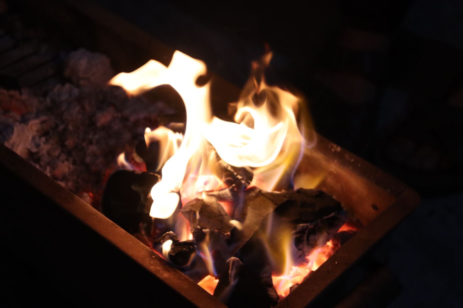 Canon EOS 250D (EOS Rebel SL3 / EOS Kiss X10 / EOS 200D II) sample photo. Fire, fire dance, night photography